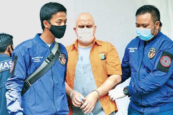 Tersangka Russ Albert Medlin (tengah), buronan Biro Federasi Investigasi Federal (FBI) Amerika Serikat