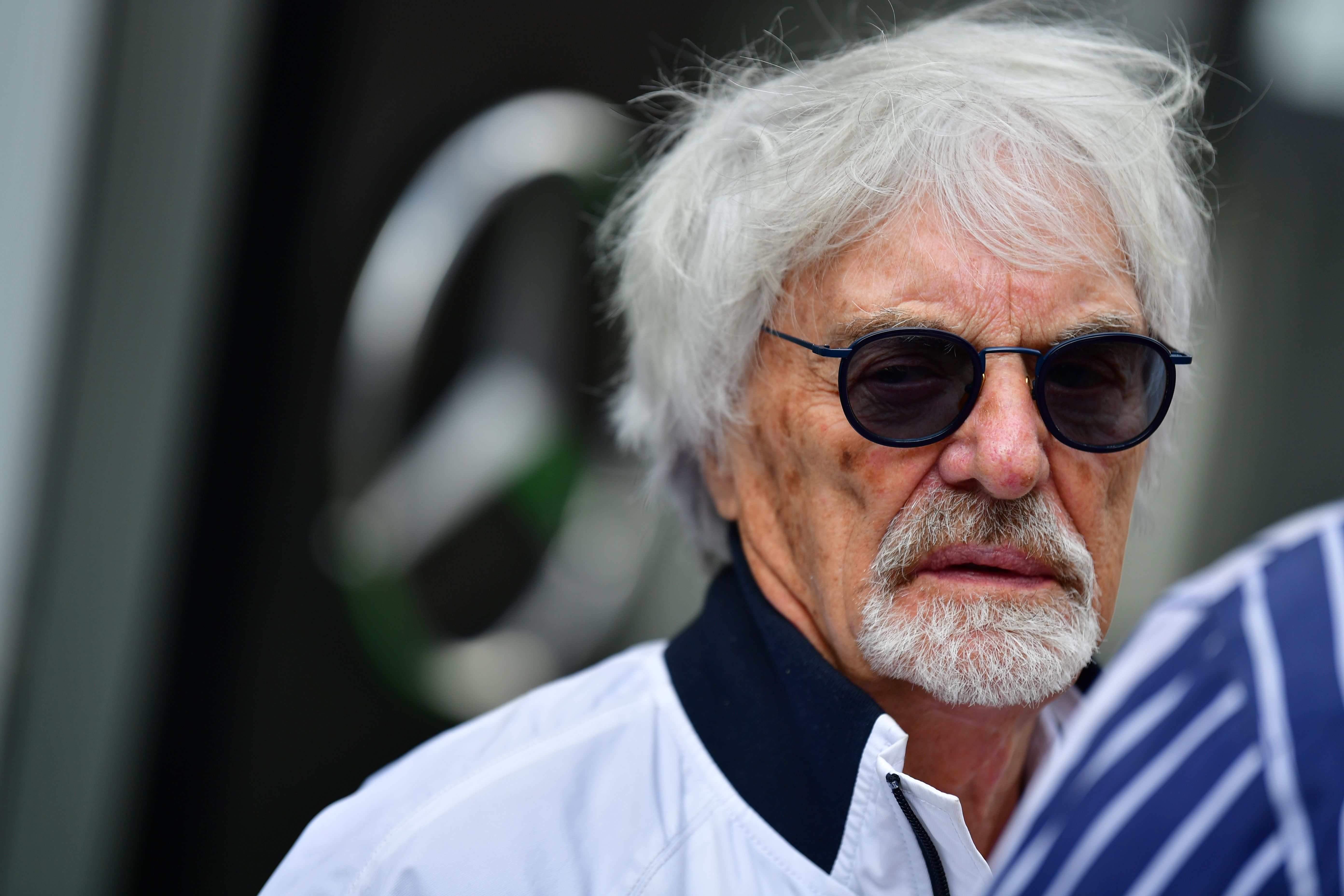 Mantan CEO Formula 1 Bernie Ecclestone memberi pernyataan berbau rasisme yang mengundang respons negatif.