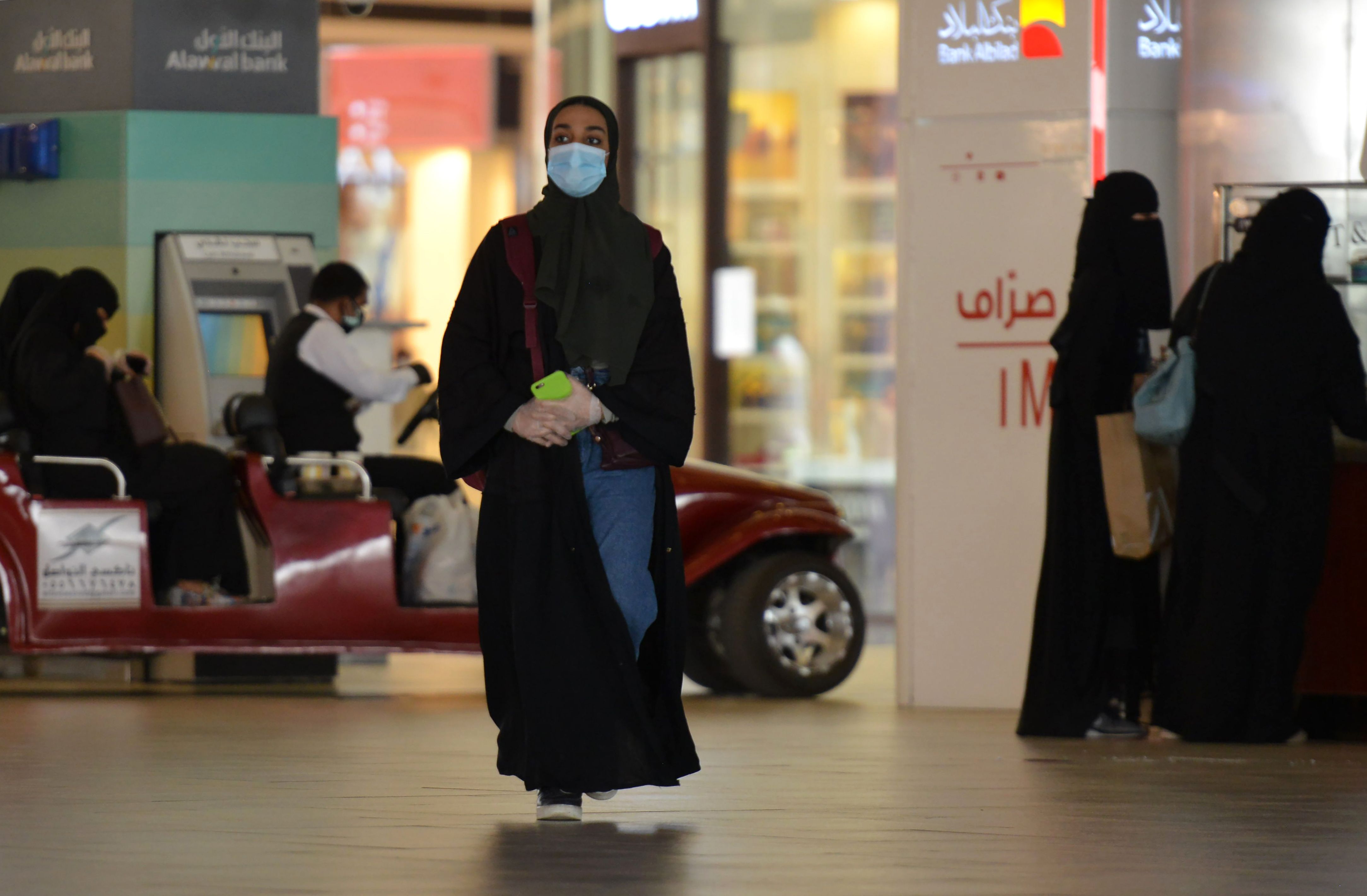 Perempuan memakai masker sedang berbelanja di shopping mall di Riyadh (4/6/2020)
