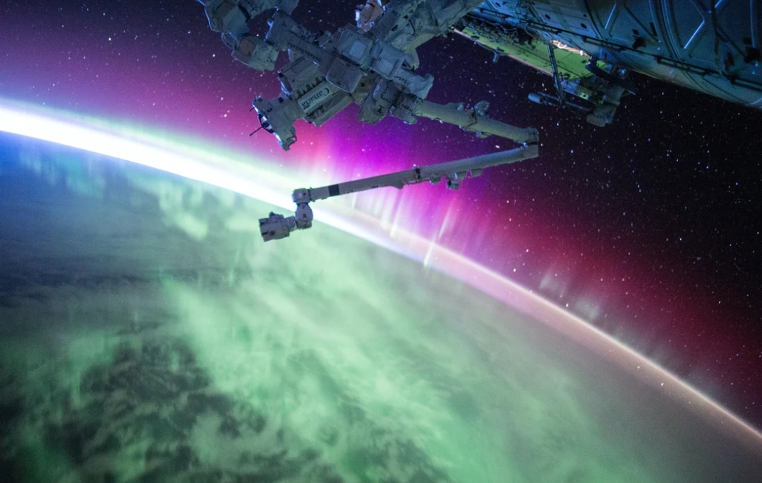 Satelit luar angkasa tengah mengorbit di sebuah planet.