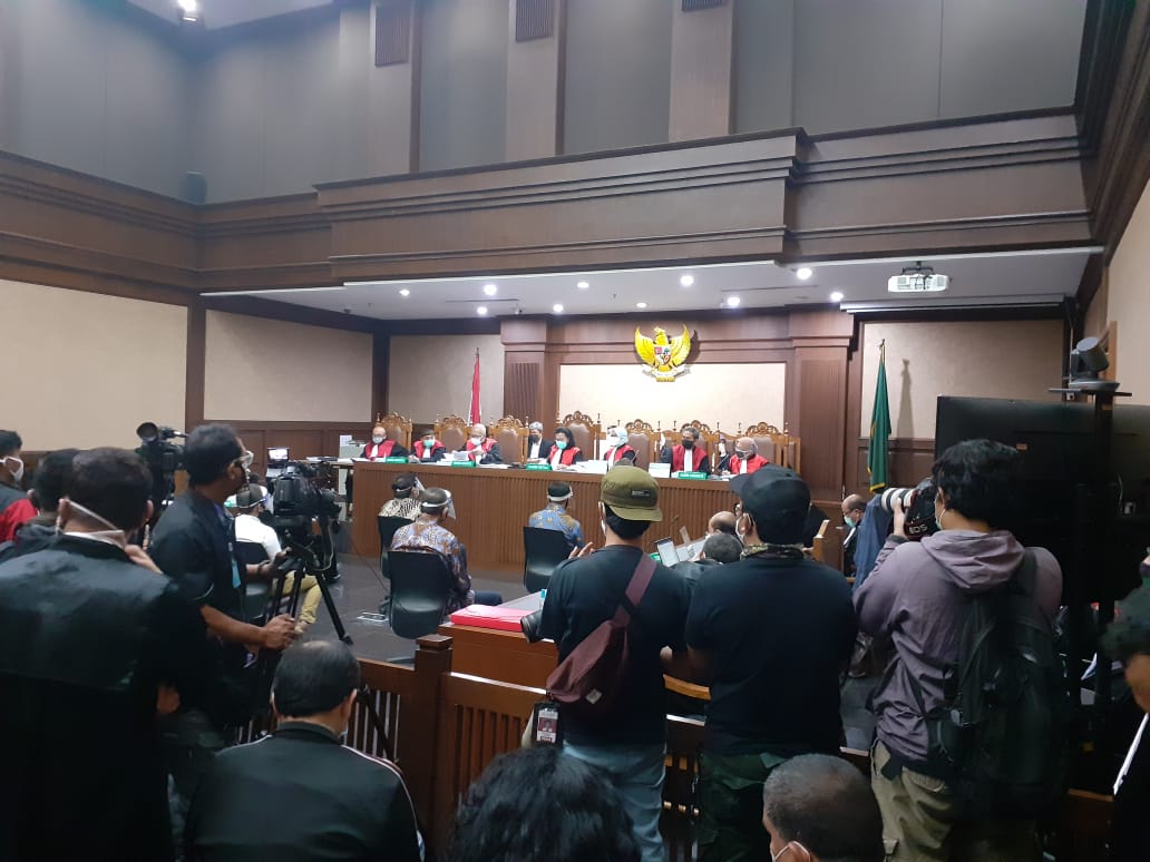Suasana sidang perdana Jiwasaraya yang ramai pengunjung di PN Jakarta Pusat, Rabu (3/6).