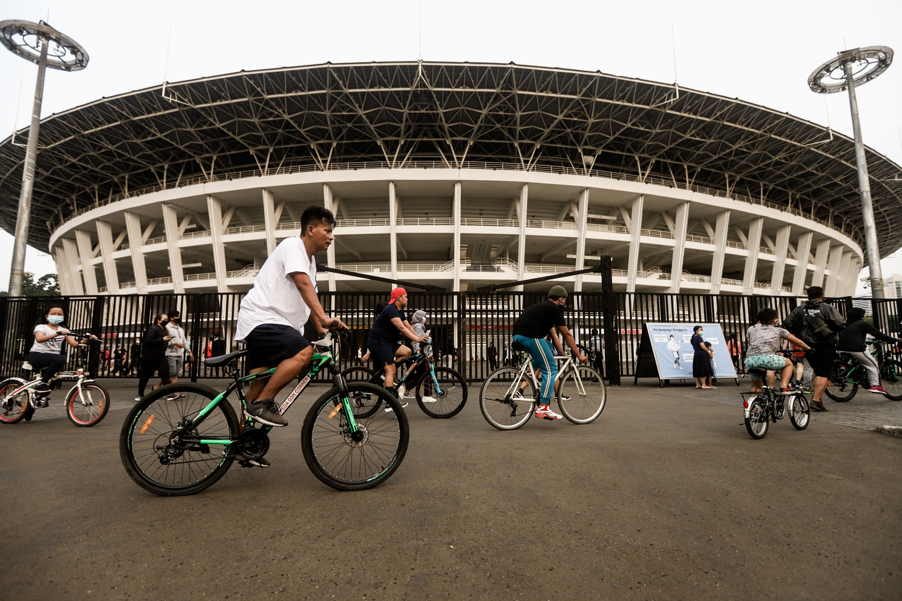 Warga berolahraga di seputar kawasan Gelora Bung Karno Jakarta, Minggu (7/6/2020)