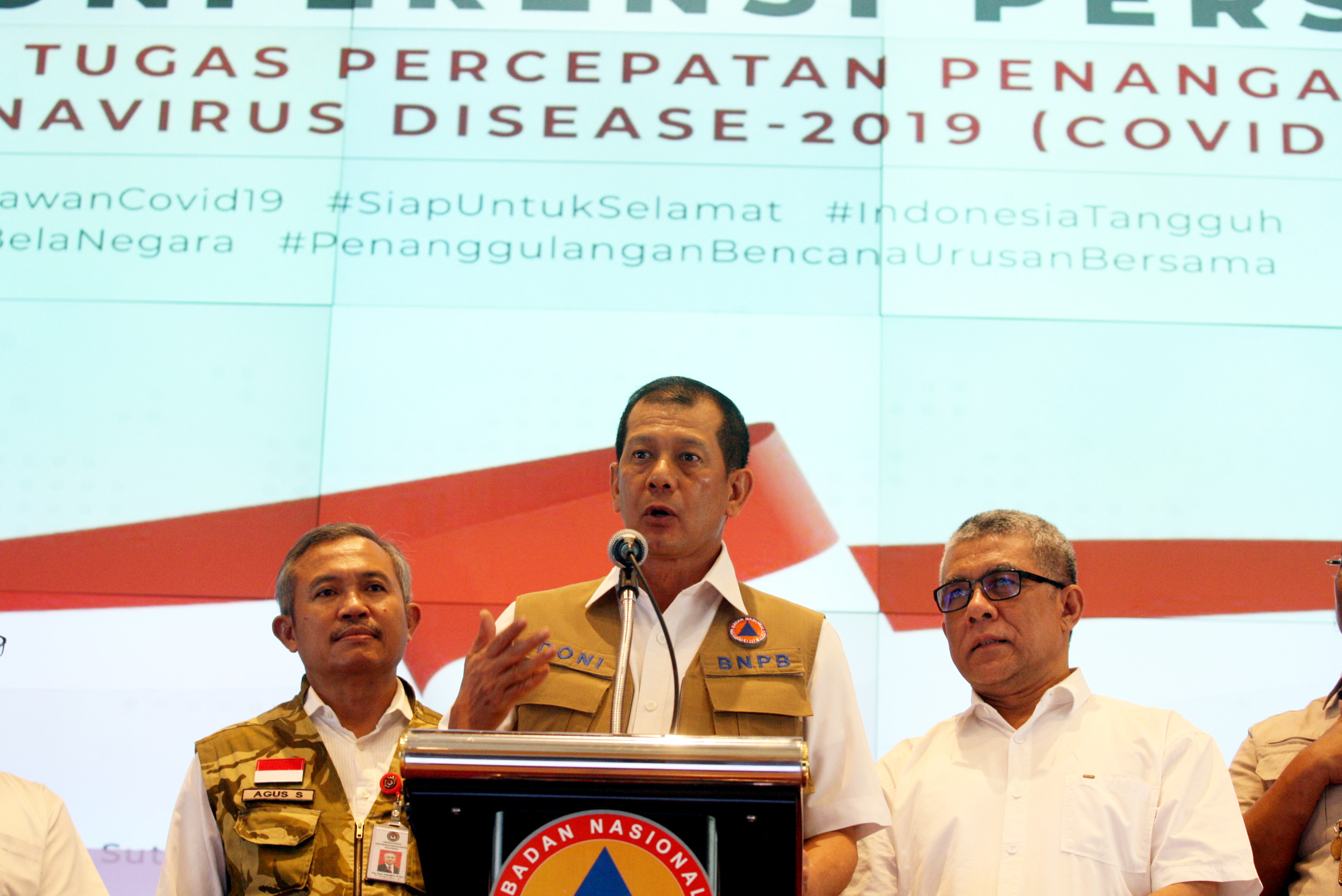 Ketua Gugus Tugas Percepatan Penanganan COVID-19 Doni Monardo (tengah)