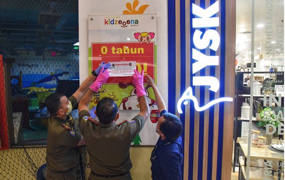 Satpol PP DKI Jakarta melakukan inspeksi di Lippo Mall Kemang, Jakarta Selatan, Selasa (24/3/2020).