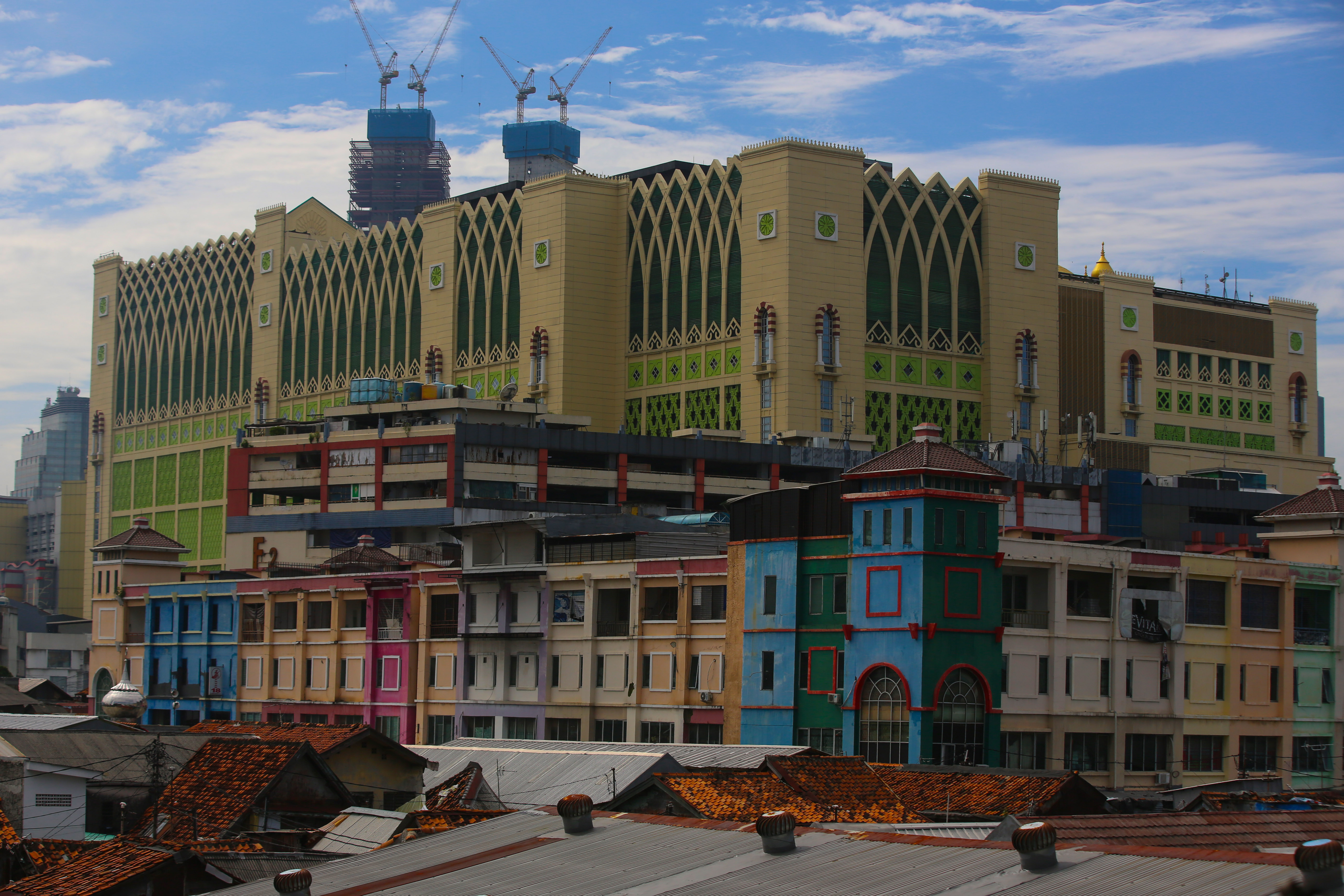 Pasar Tanah abang yang jadi salah satu pusat perdagangan di Indonesia