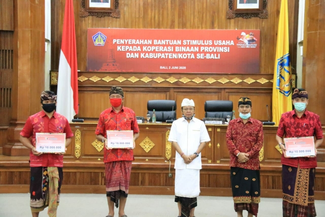 Gubernur Bali Wayan Koster menyerahkan dana stimulus kepada koperasi se-Bali terdampak Covid-19, Selasa (2/6) 