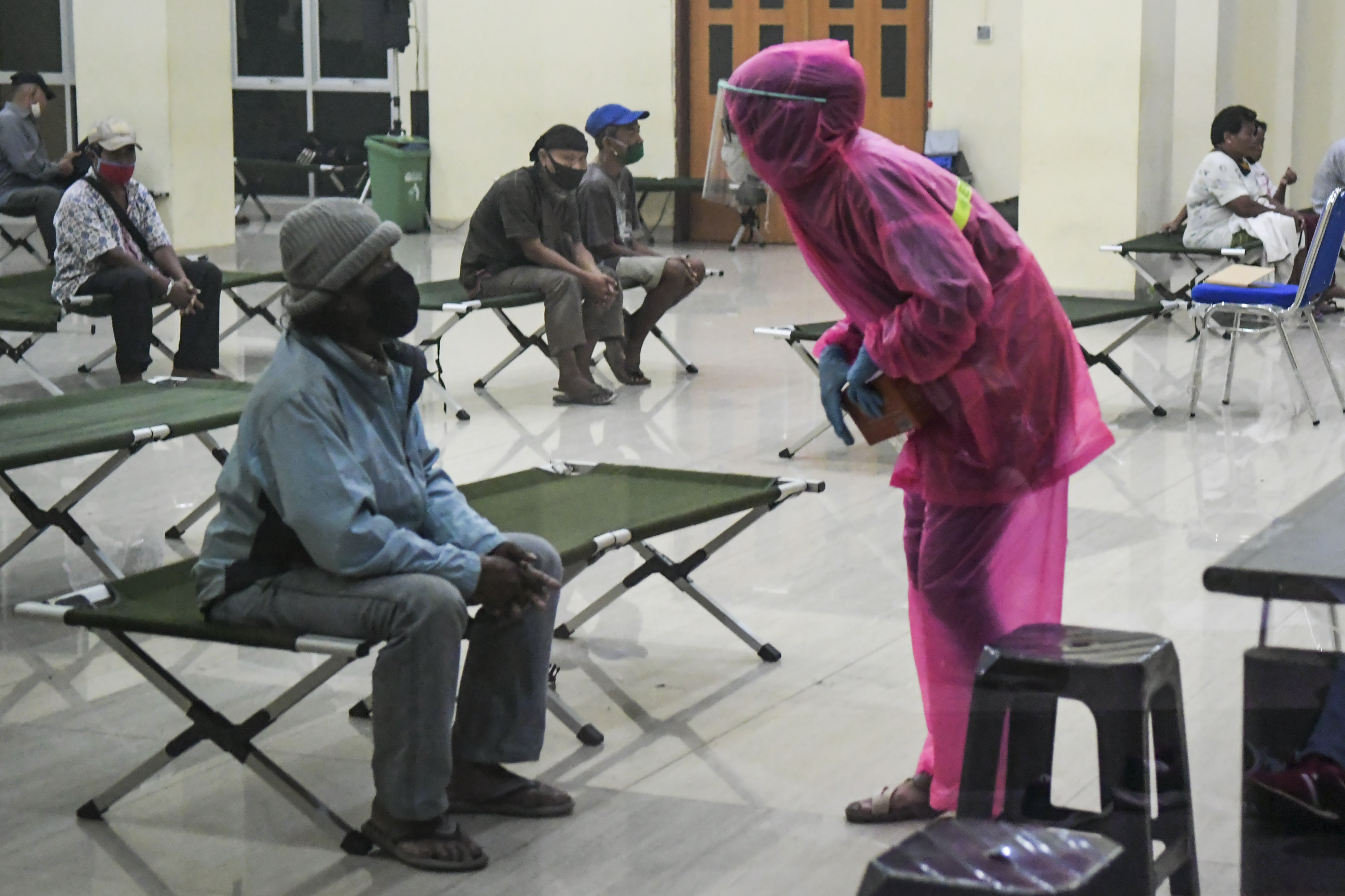 Para penyandang masalah kesejahteraan sosial yang ditampung di GOR Tanah Abang Jakarta