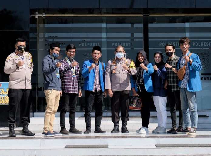 Polresta Sidoarjo merangkul mahasiswa untuk menekan penyebaran virus korona di wilayahnya.