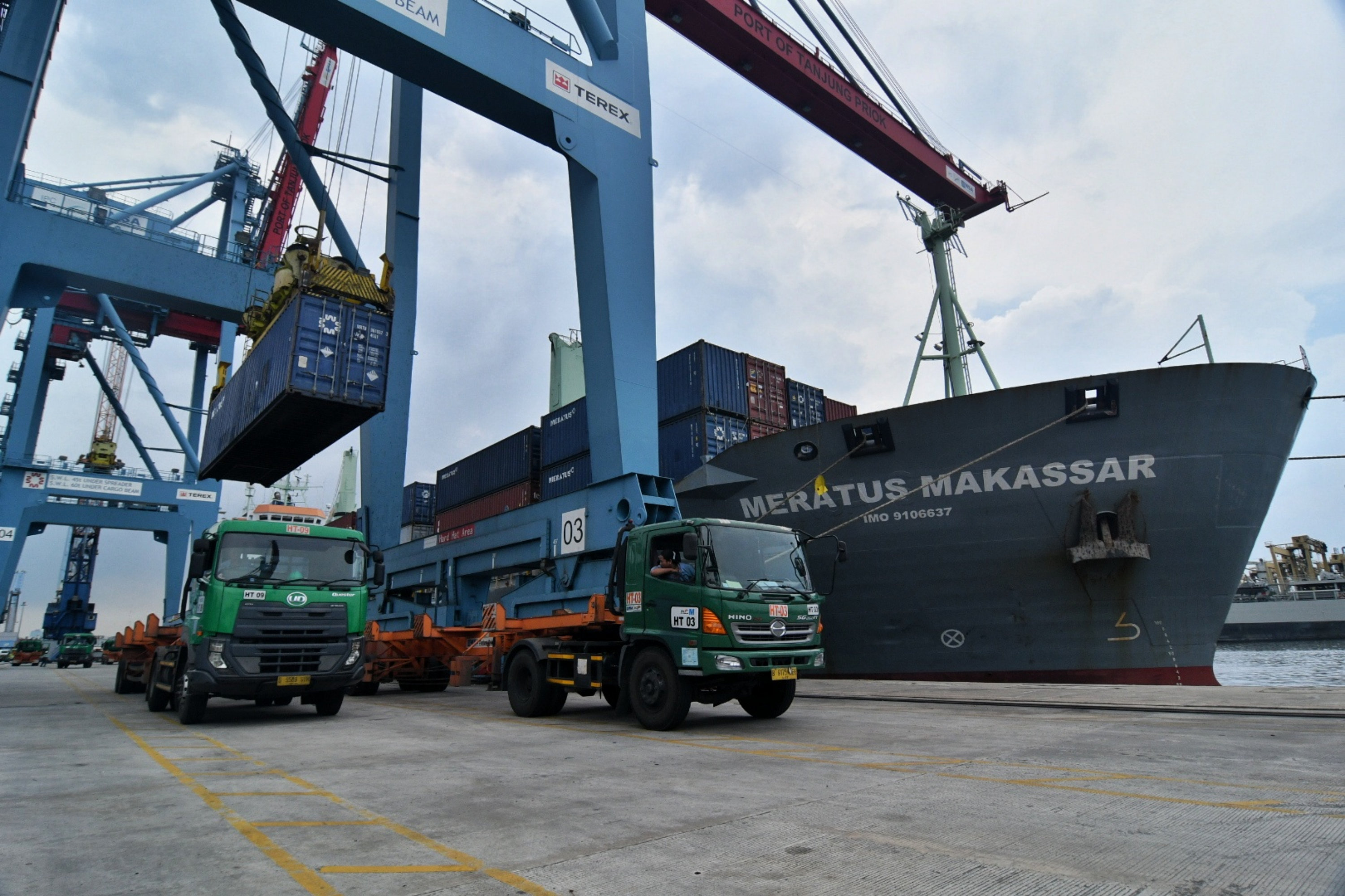 Aktivitas di Pelabuhan Tanjung Priok, Jakarta.