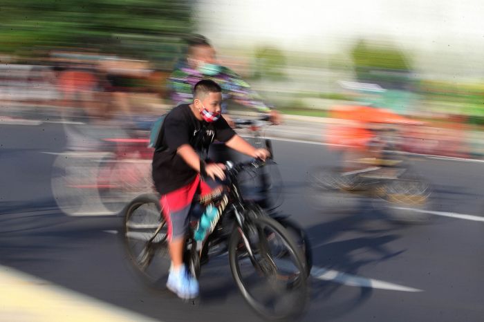 Warga berolahraga memanfaatkan dibukanya kembali hari bebas kendaraan bermotor di kawasan Sudirman Jakarta (21/6).