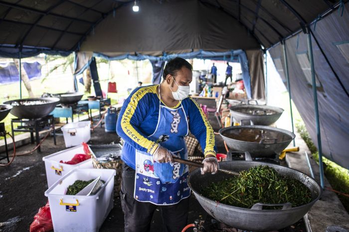 Ilustrasi : Petugas Tagana memasak makanan di Dapur Umum Kementerian Sosial Peduli Dampak COVID-19 di Kompleks Gedung Konvensi TMP Kalibata.