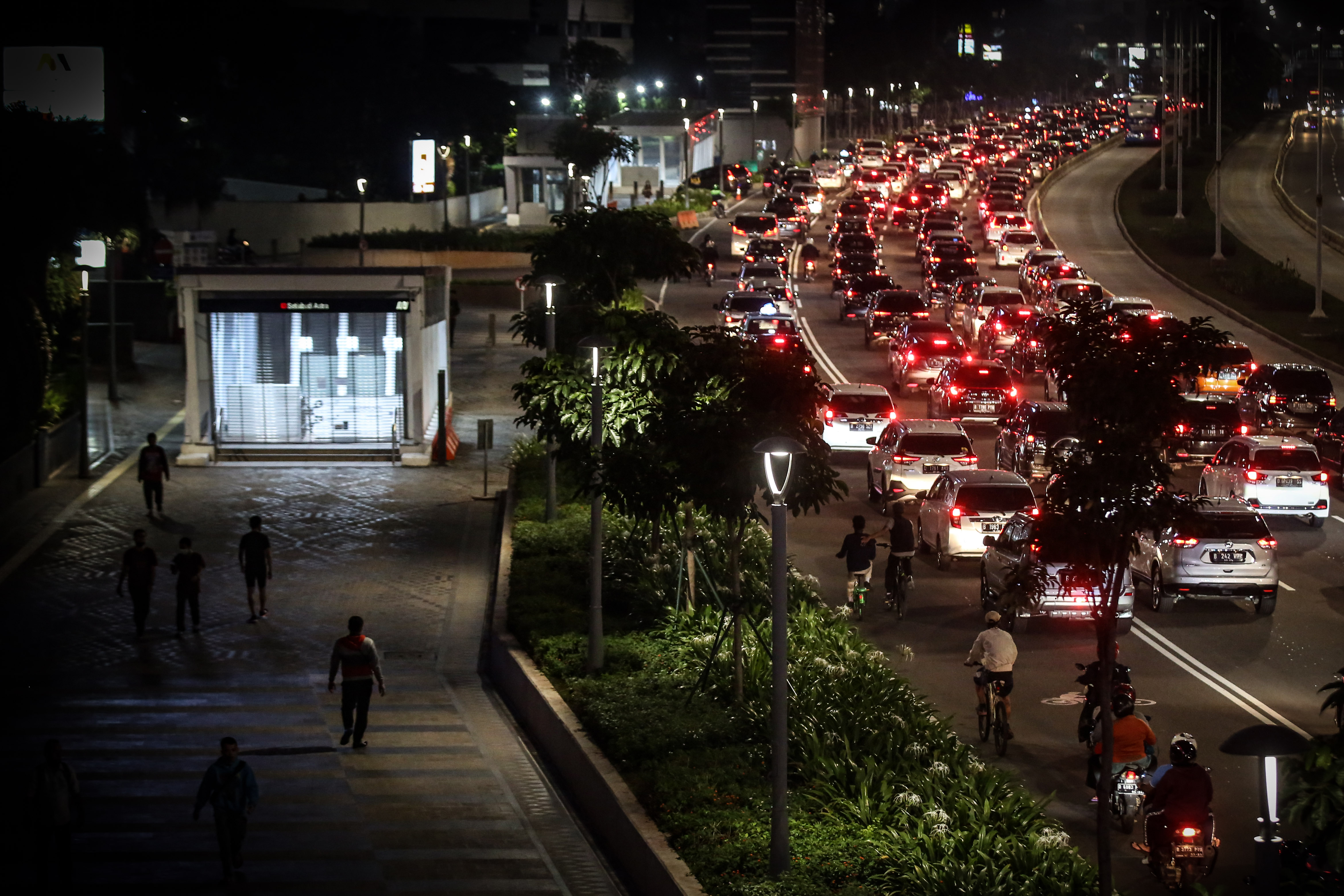 Kendaraan terjebak kemacetan saat pulang kantor di Jalan Jenderal Sudirman, Jakarta, Jumat (5/6).