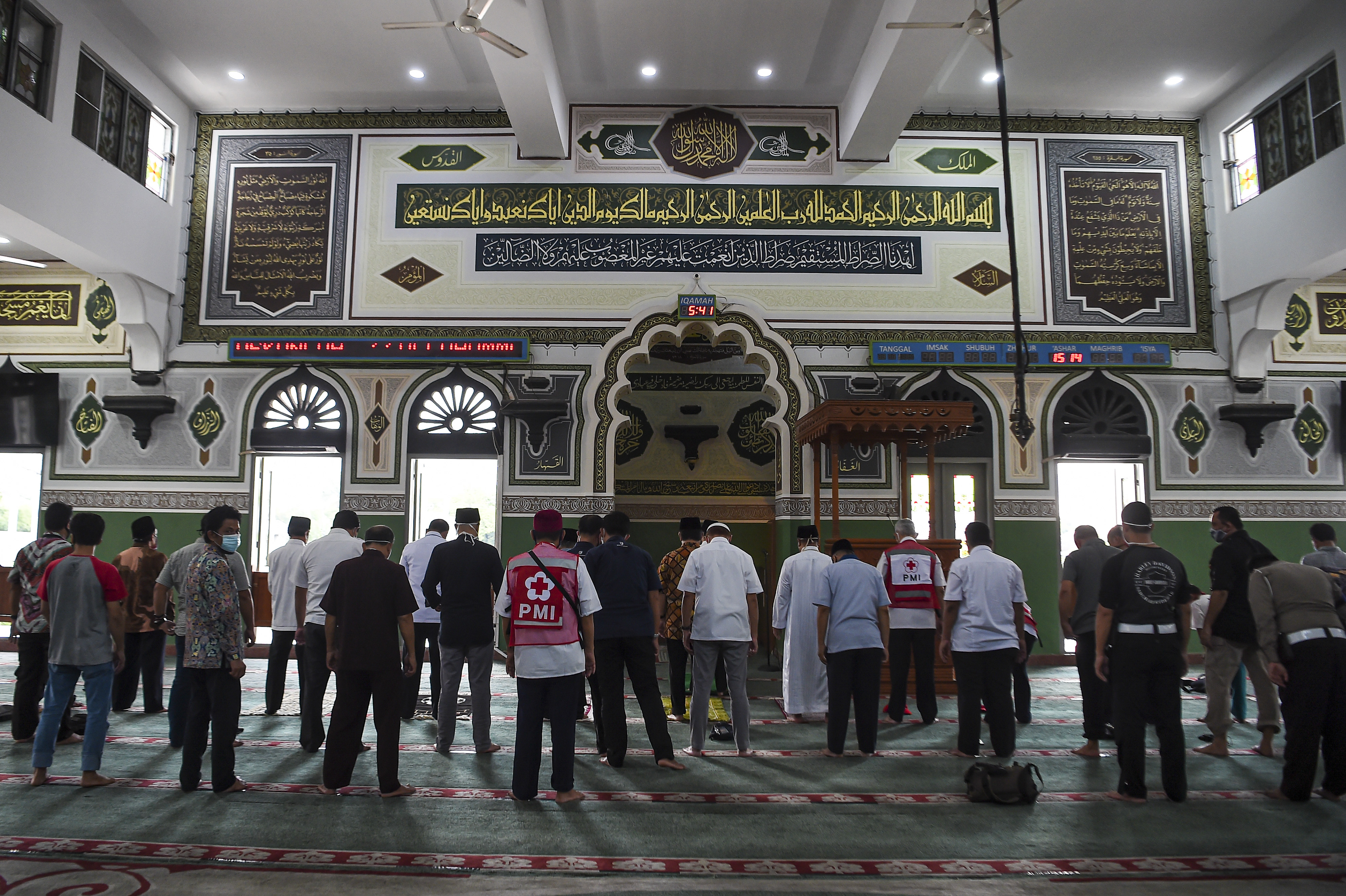 Warga melaksanakan ibadah dengan menerapkan protokol kesehatan di Masjid Al-Azhar, Jakarta Selatan