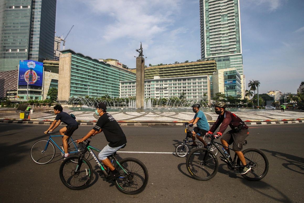 Warga berolahraga di kawasan Bundaran HI, Jakarta, Minggu (31/5/2020). 