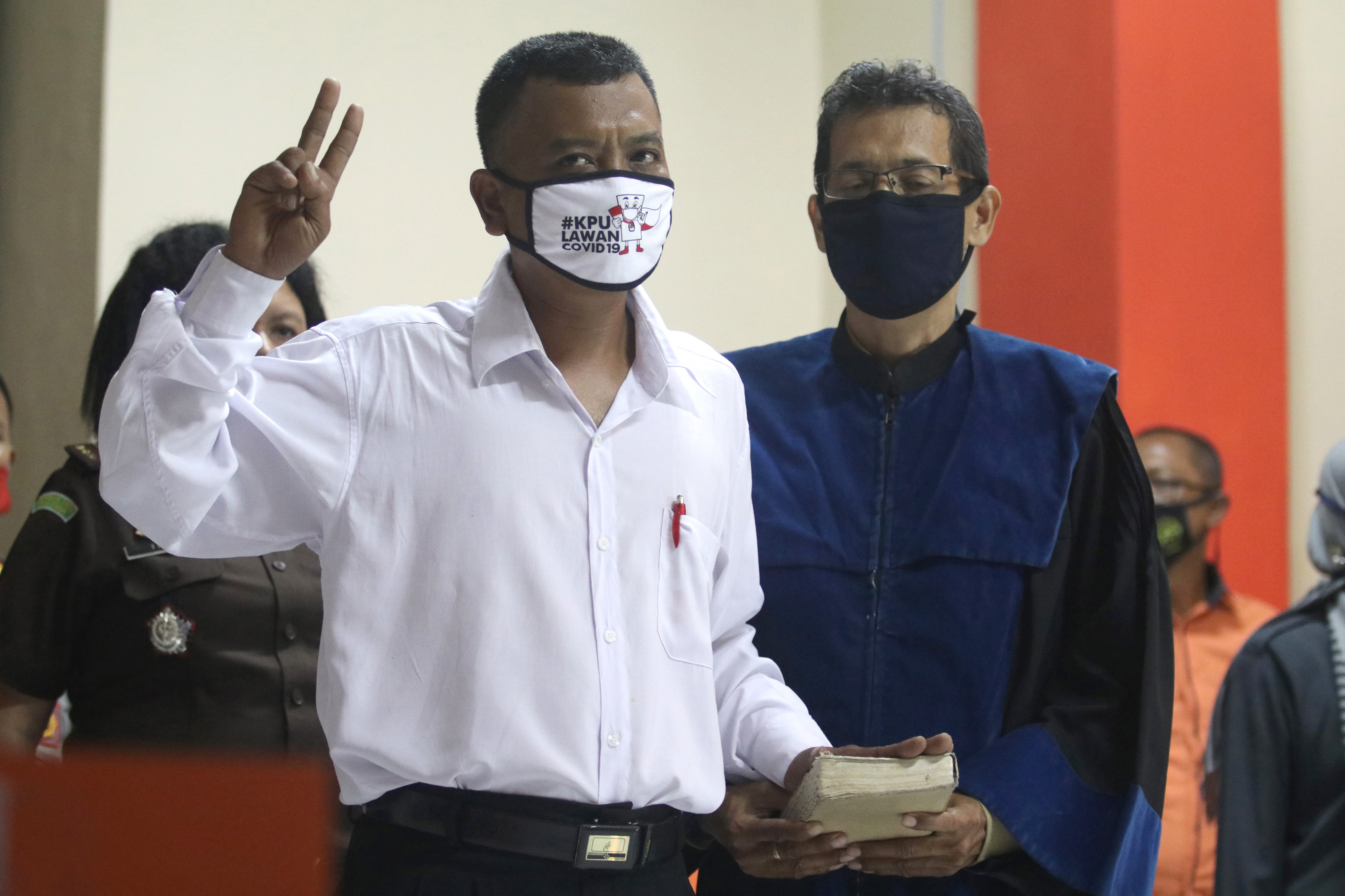 Perwakilan calon PPS Pilkada mengucapkan sumpah jabatan saat pelantikan secara daring di KPU Kediri, Jatim, Senin (15/6).