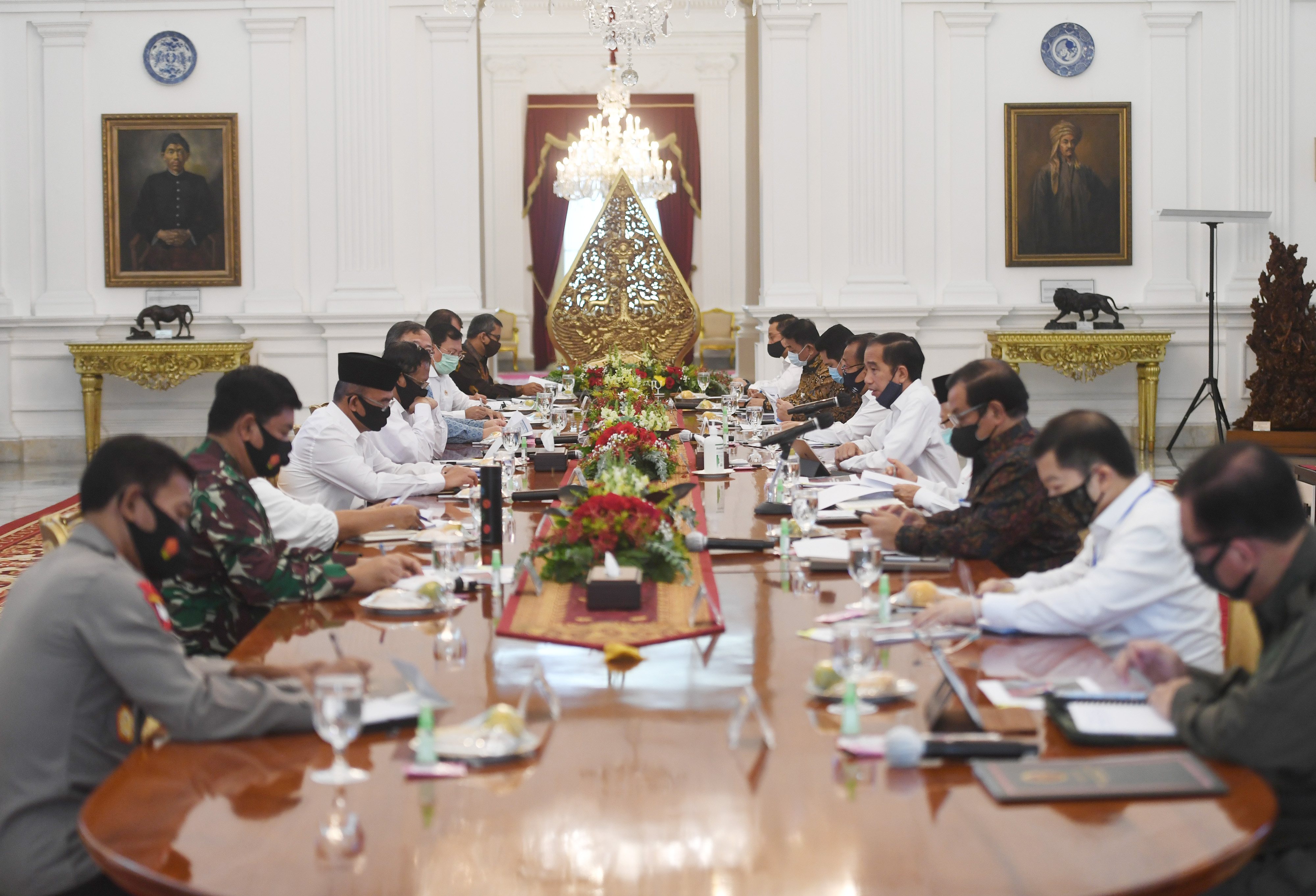 Presiden Joko Widodo (kelima kanan) memimpin rapat kabinet terbatas mengenai percepatan penanganan dampak pandemi covid-19 di Istana Merdeka