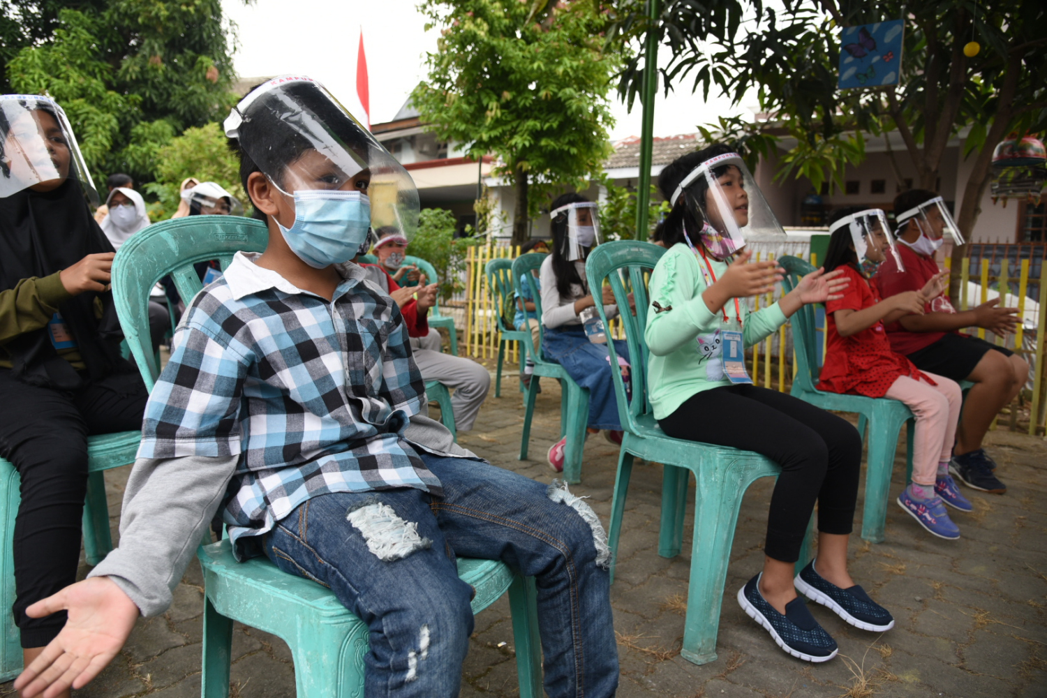 Anak-anak di Tangerang, Banten, melakukan kegiatan belajar di luar sekolah.