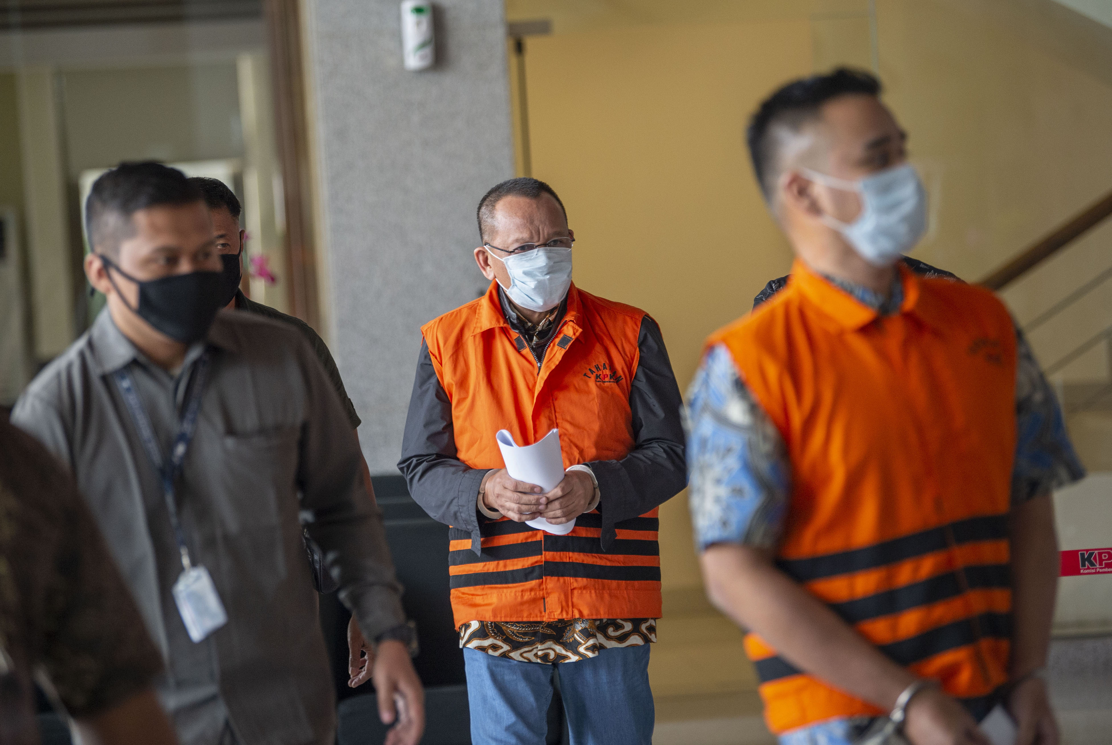 Tersangka kasus dugaan suap, Nurhadi dan Riesky Herbiyono, berjalan seusai pemeriksaan di Gedung KPK.