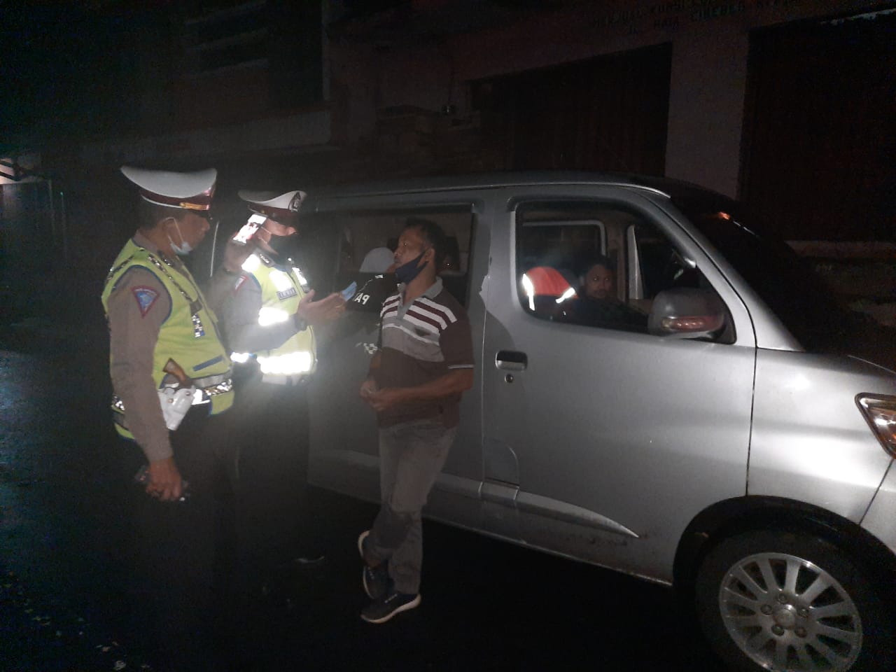  Personel Satlantas Polres Cianjur, Jawa Barat, memeriksa sopir travel gelap yang membawa pemudik masuk ke Jakarta, Selasa (2/5/2020)