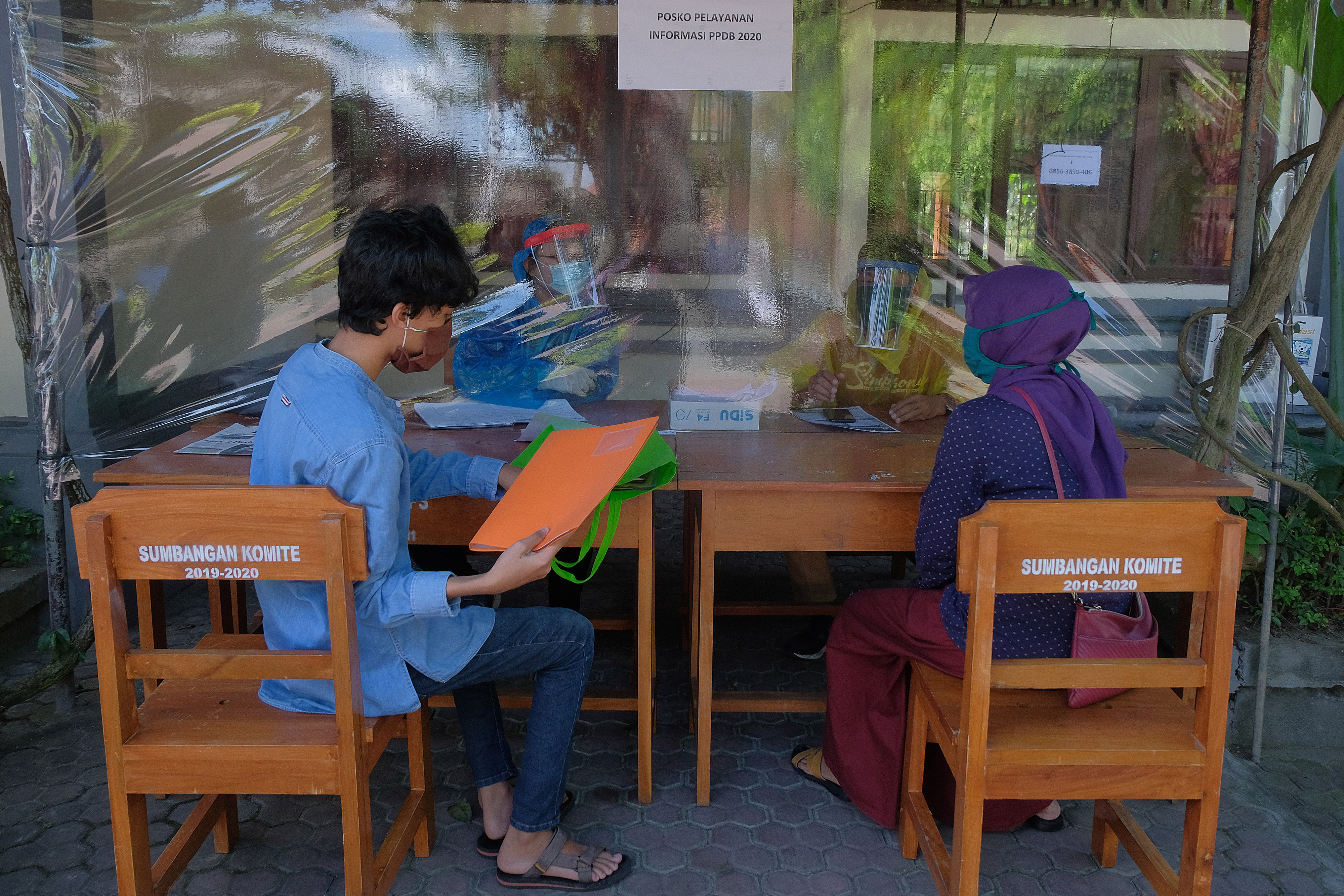 Orang tua murid mendaftar ulang PPDB dengan mengutamakan protiokol kesehatan