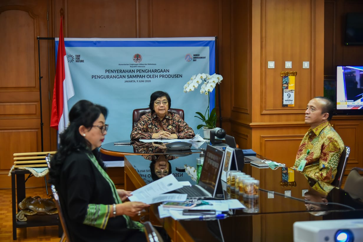 Menteri LHK Siti Nurbaya (tengah) bersama Sekjen KLHK Bambang Hendroyono, dan Dirjen PSLB3 Rosa Vivien Ratnawati. 