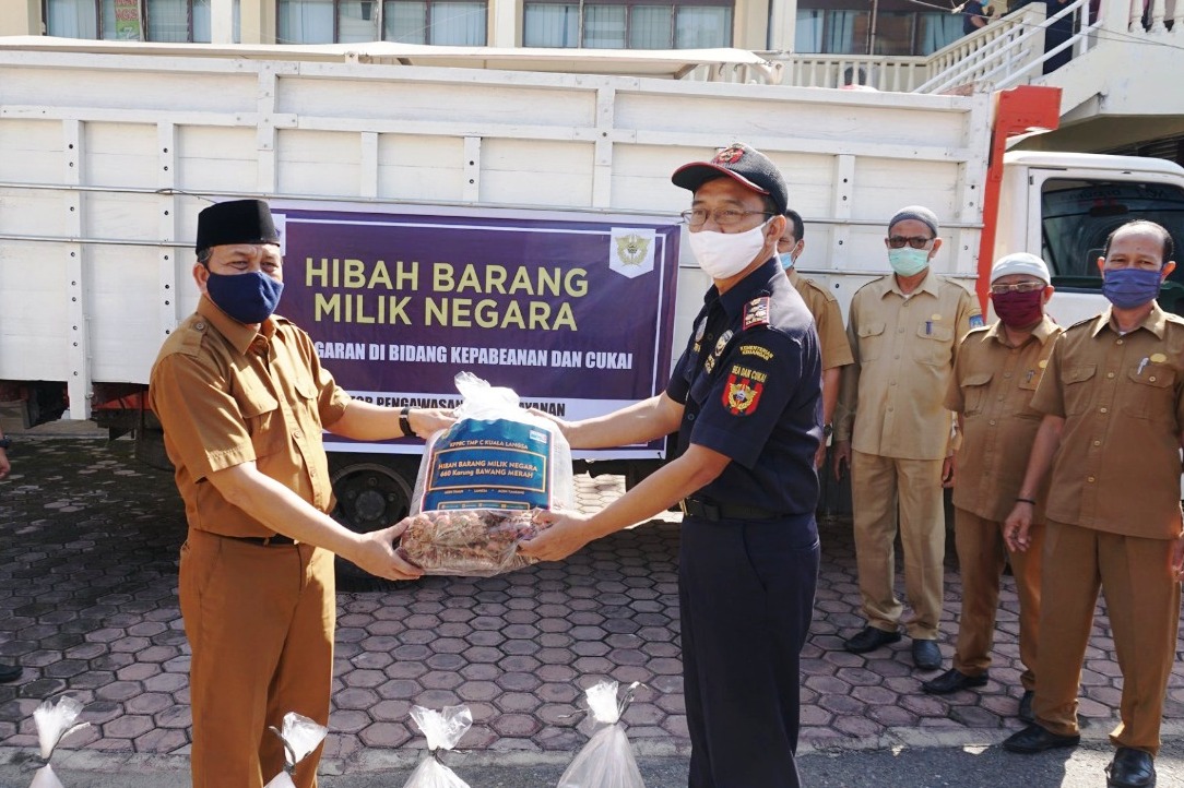 Bea Cukai Kuala Langsa hibahkan bawang merah.