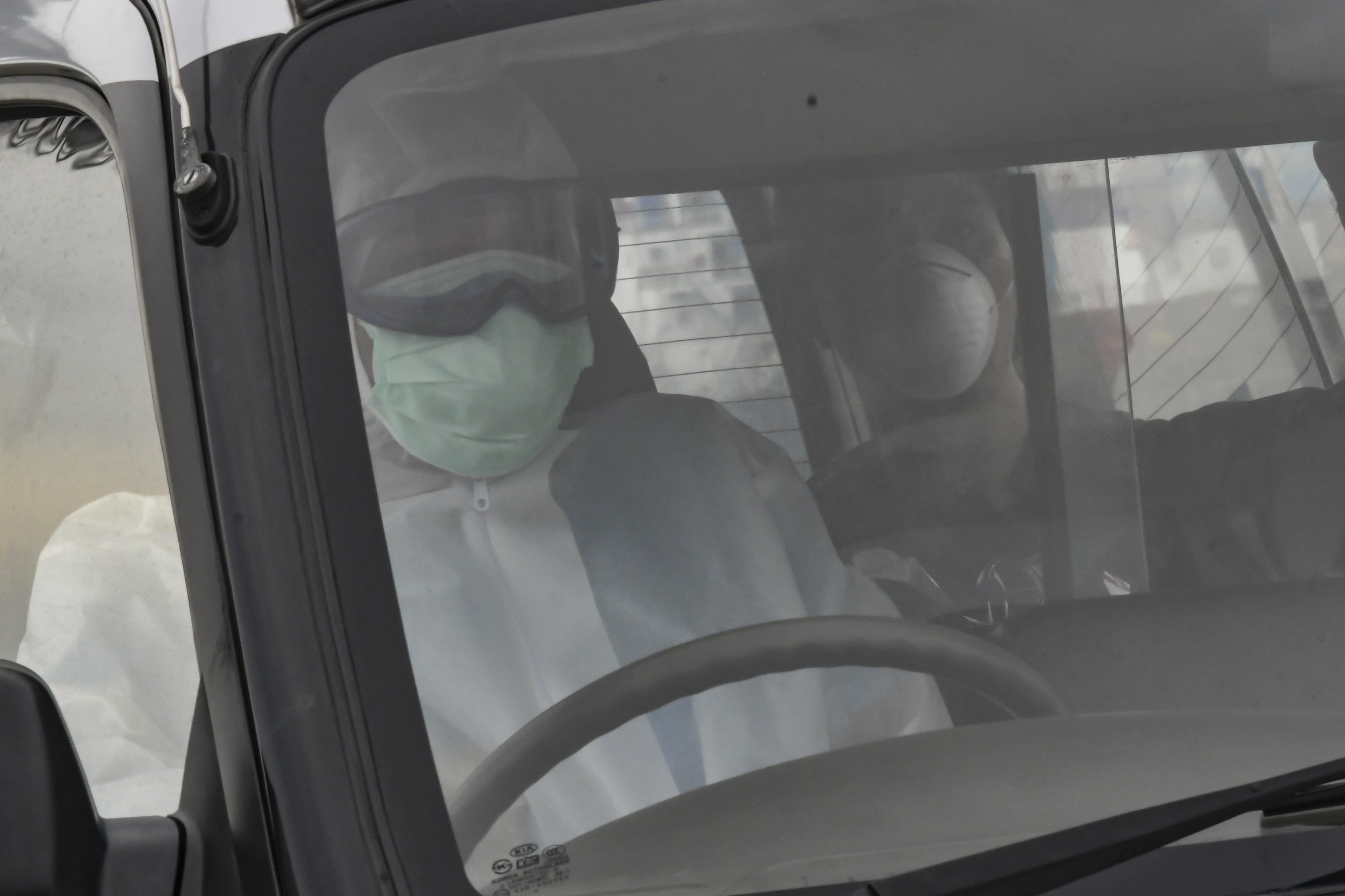 Ilustrasi sopir ambulans memakai alat pelindung diri saat membawa pasien covid-19