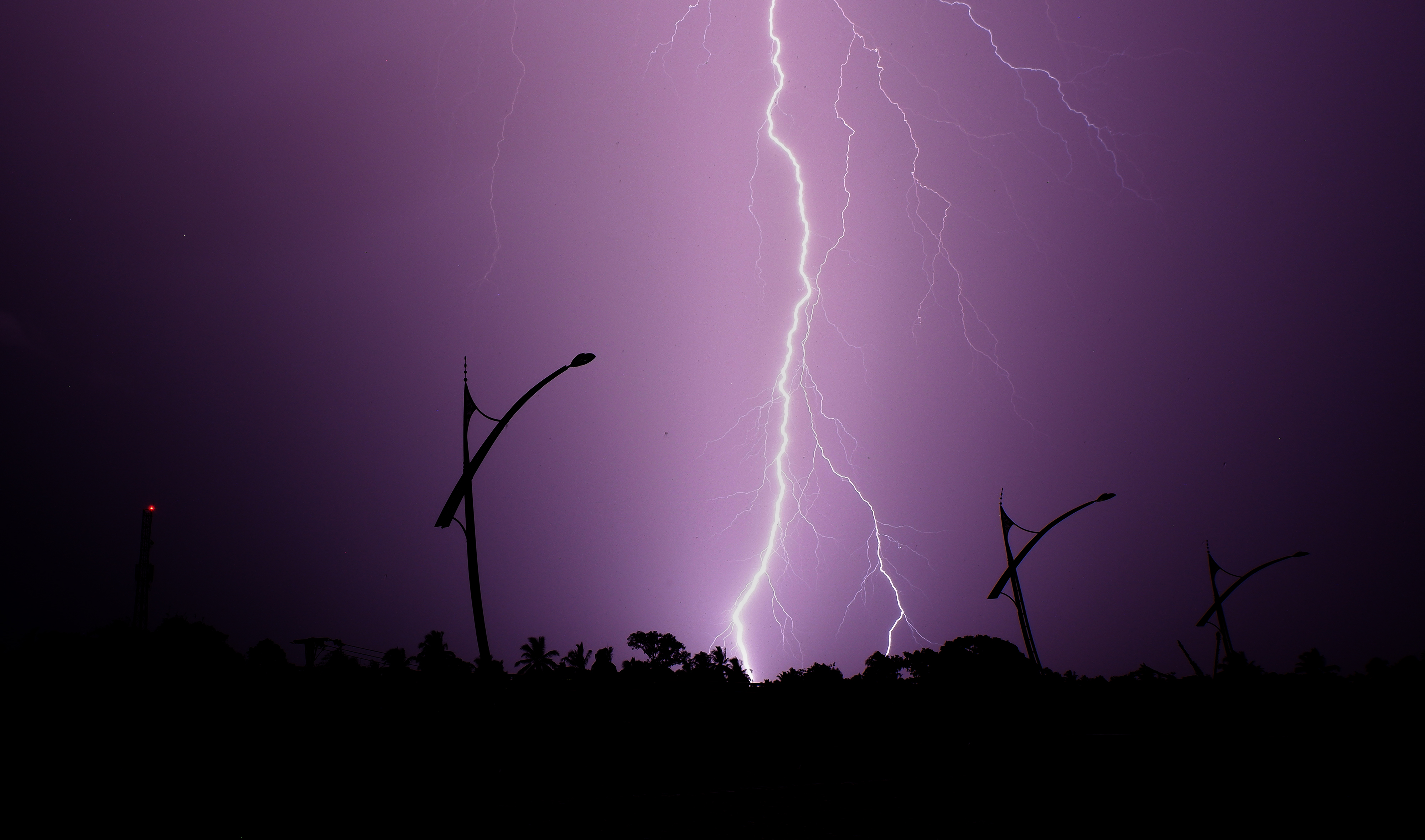 Ilustrasi: Petir menyambar fly over Bandara Internasional Minangkabau (BIM), di Padangpariaman