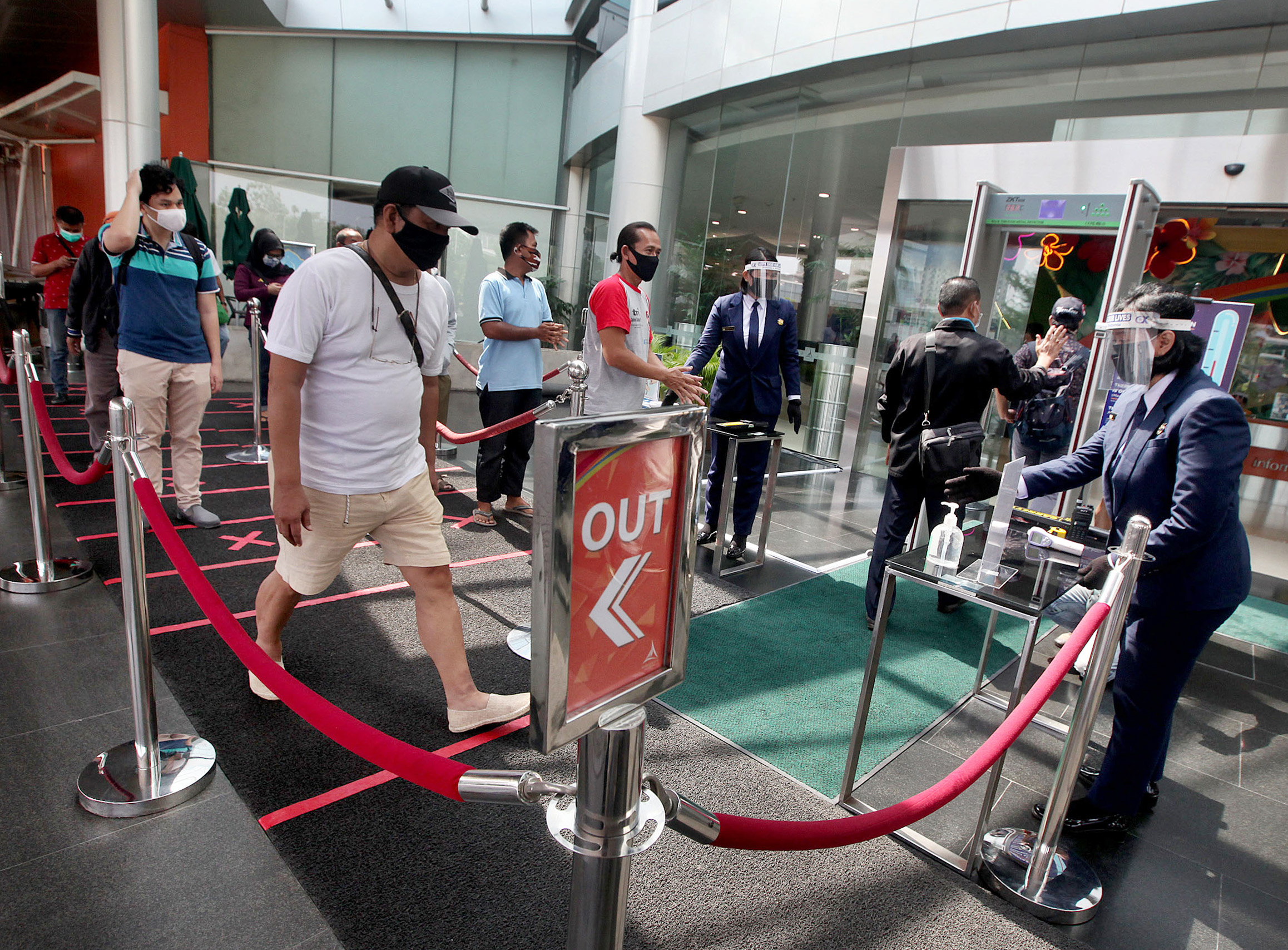 Para pengunjung wajib menjalani protokol kesehatan sebelum masuk ke Mal Margo City, Depok, Jawa Barat.