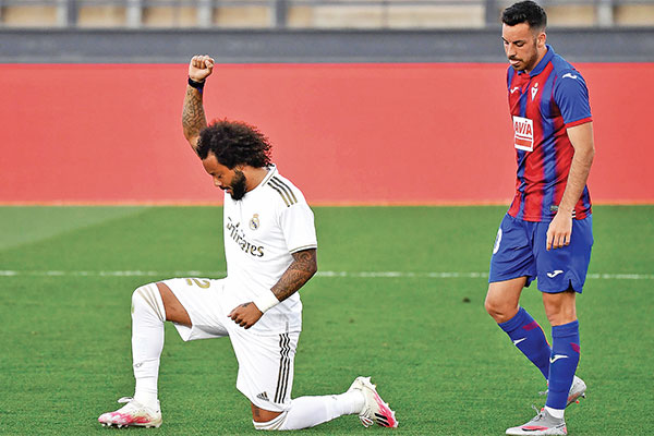 Bek Real Madrid Marcelo merayakan gol dengan cara berlutut saat timnya berjumpa dengan Eibar dalam laga lanjutan La Liga 