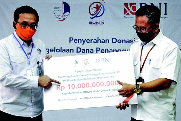 Ketua Umum Dewan Pengurus Pusat Serikat Pekerja BNI, Irfan Ferdiansyah (kiri), menyerahkan secara simbolis Donasi BNI Hi-Movers.