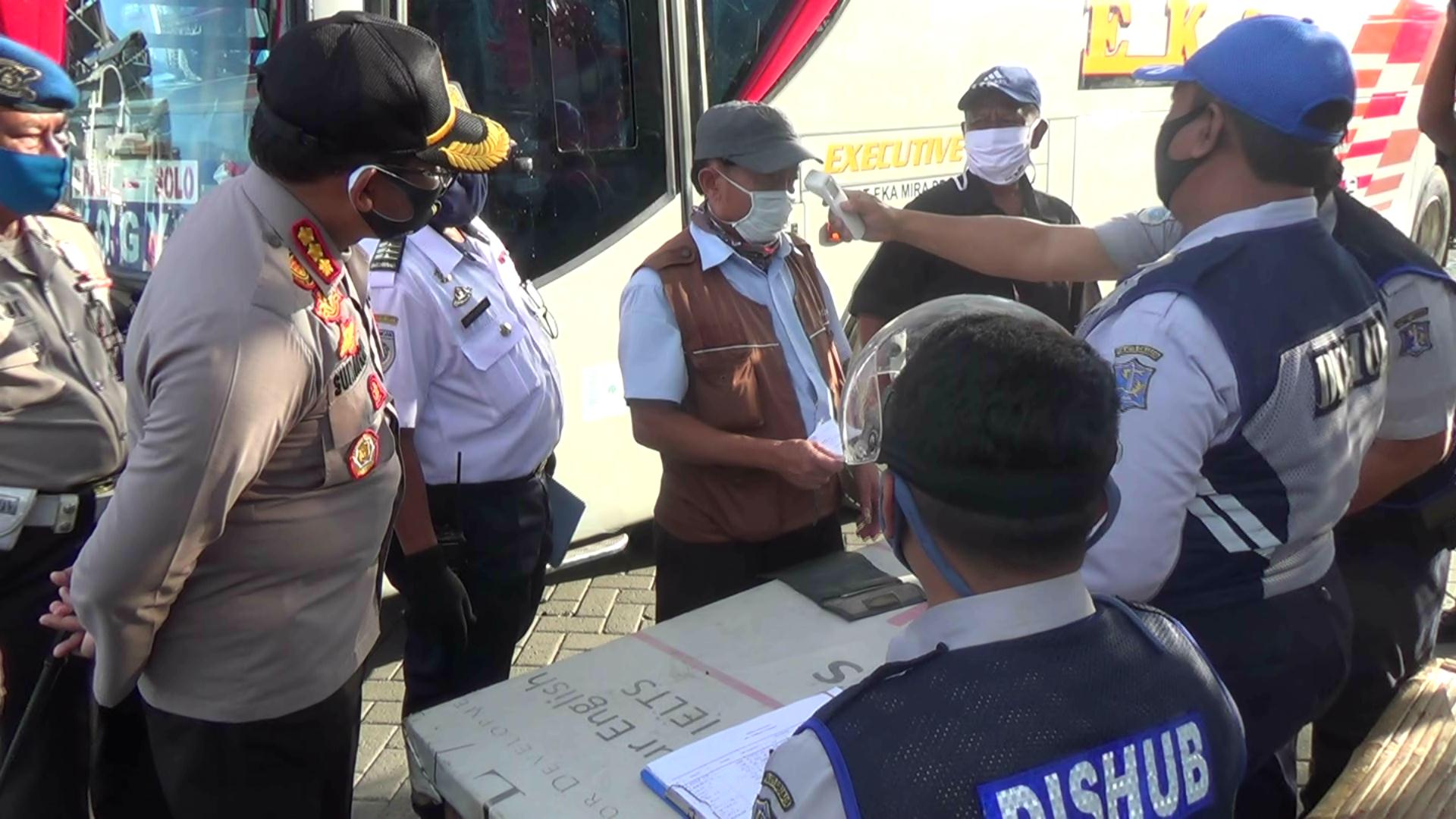 Petugas memeriksa suhu awak bus di Terminal Purabaya, Sidoarjo, Jawa Timur, Selasa (16/6). 