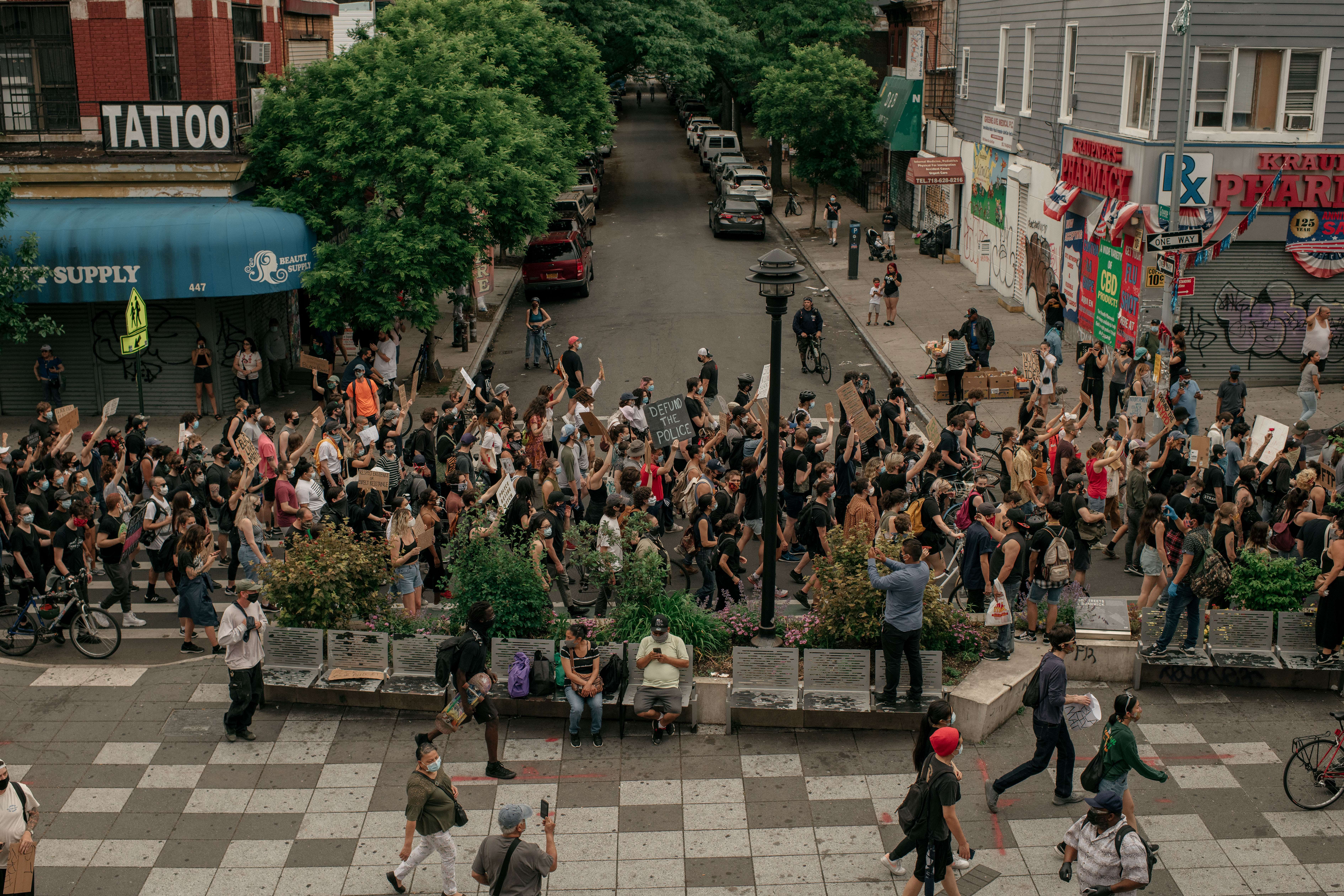 Demonstran mengecam rasisme sistemik dalam penegakan hukum dan menyerukan penggundulan departemen kepolisian di Brookly New York, Kamis (5/6