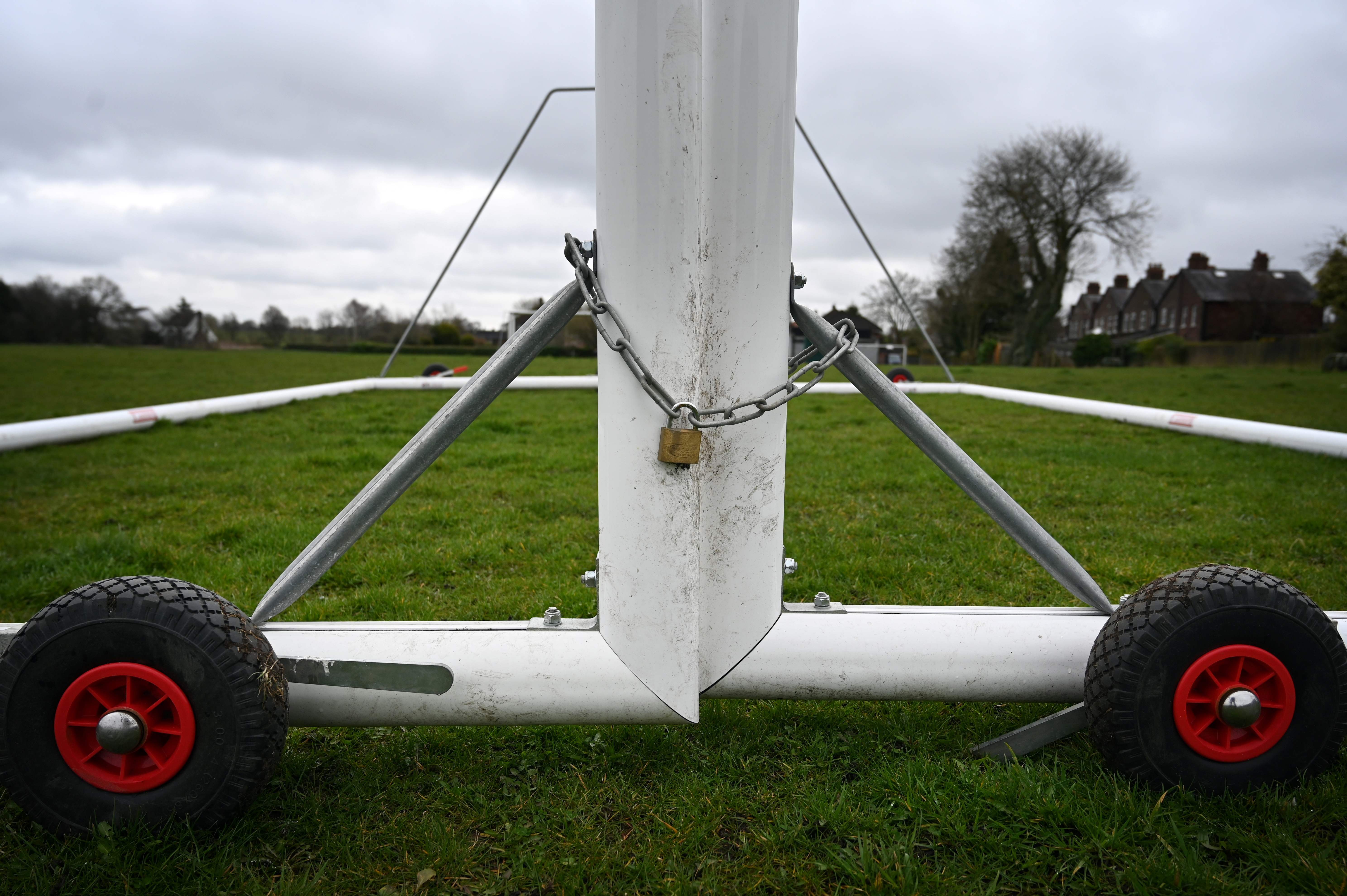 Gawang sepakbola dikunci bersama di lapangan bermain di Altrincham, barat laut Inggris pada 14 Maret 2020.