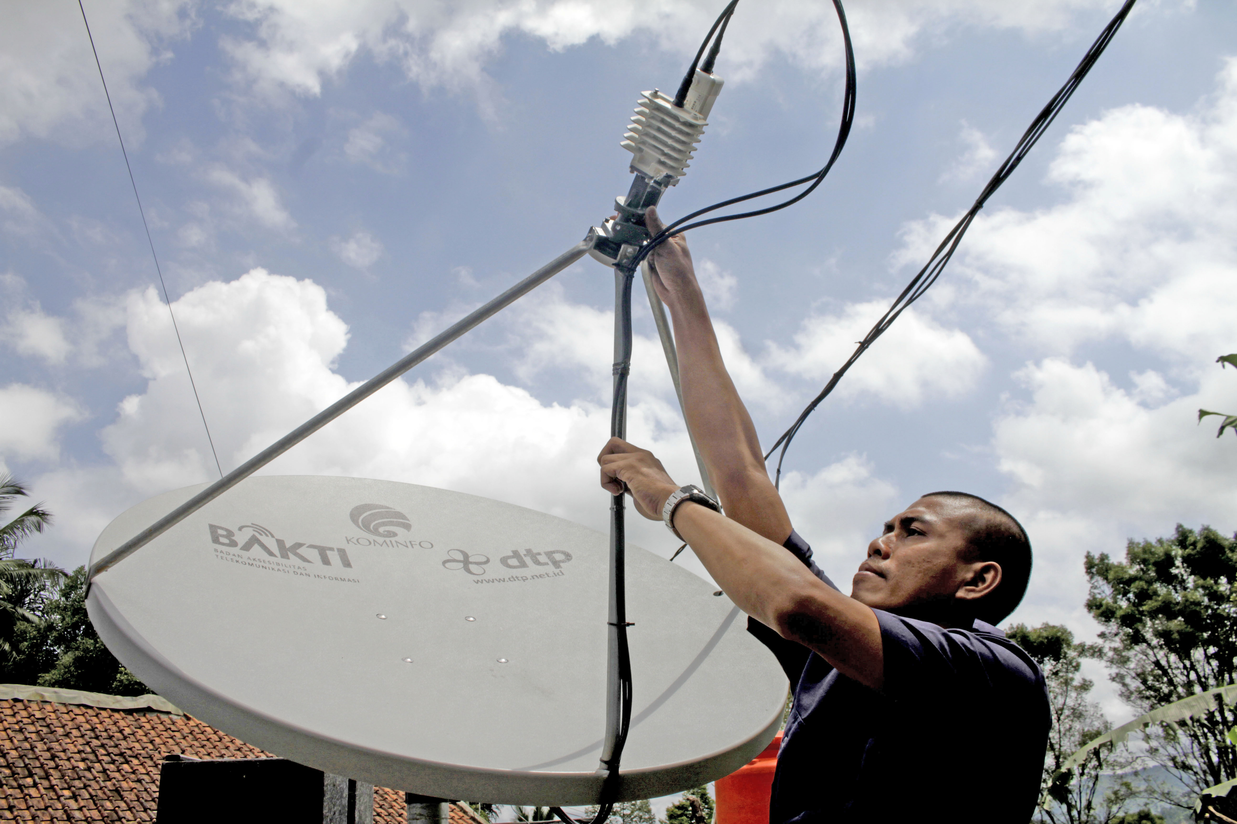 Antena penangkap sinyal untuk mewujudkan Desa Digital