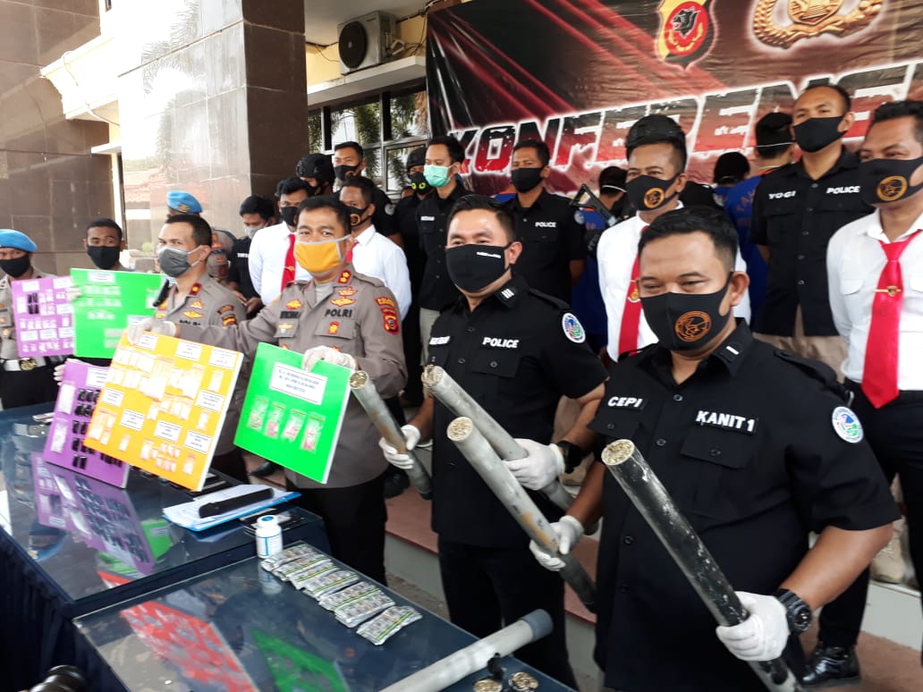 Satnarkoba Polres Karawang mengungkap modus penjualan narkoba dimasukan kedalam pipa pvc untuk menggelabui petugas.