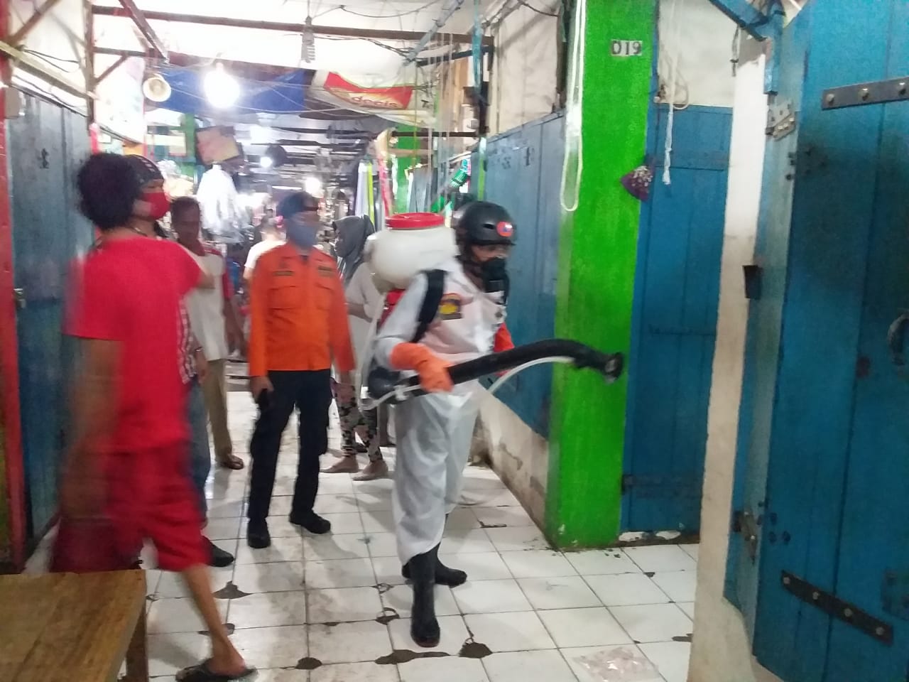 Petugas menyemprotkan disinfektan di sebuah pasar tradisional di Kota Makassar, Sulawesi Selatan, Minggu (14/6/2020)