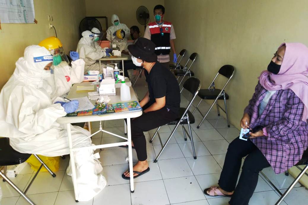 Petugas medis menggunakan pakaian hazmat melakukan rapid tes massal di Pasar Pancasila, Kecamatan Tawang, Kota Tasikmalaya.