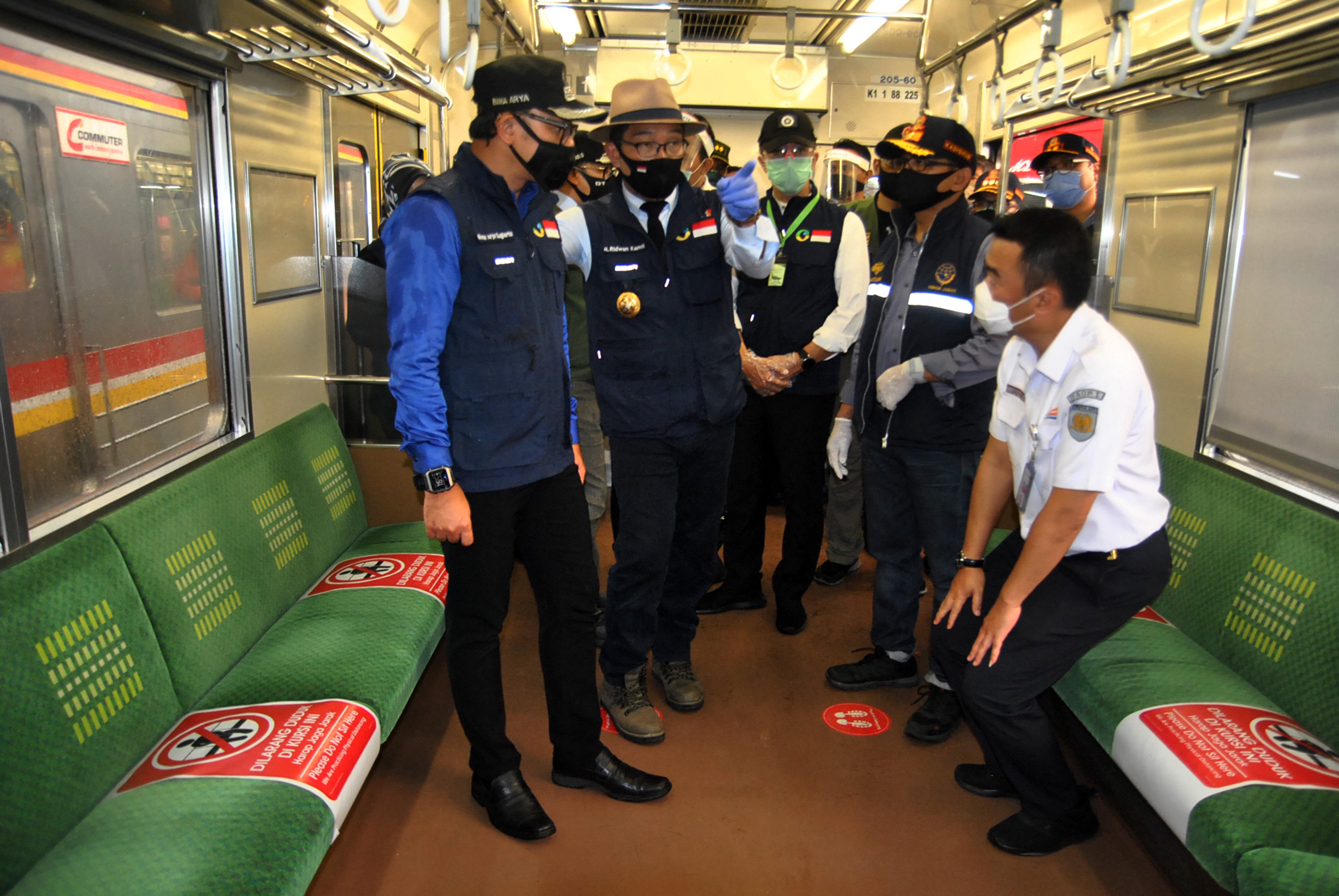 Ketua Gugus Tugas Percepatan Penanganan  Covid-19 Jabar Ridwan Kamil berbincang dengan Wali Kota Bogor Bima Arya di gerbong KRL.