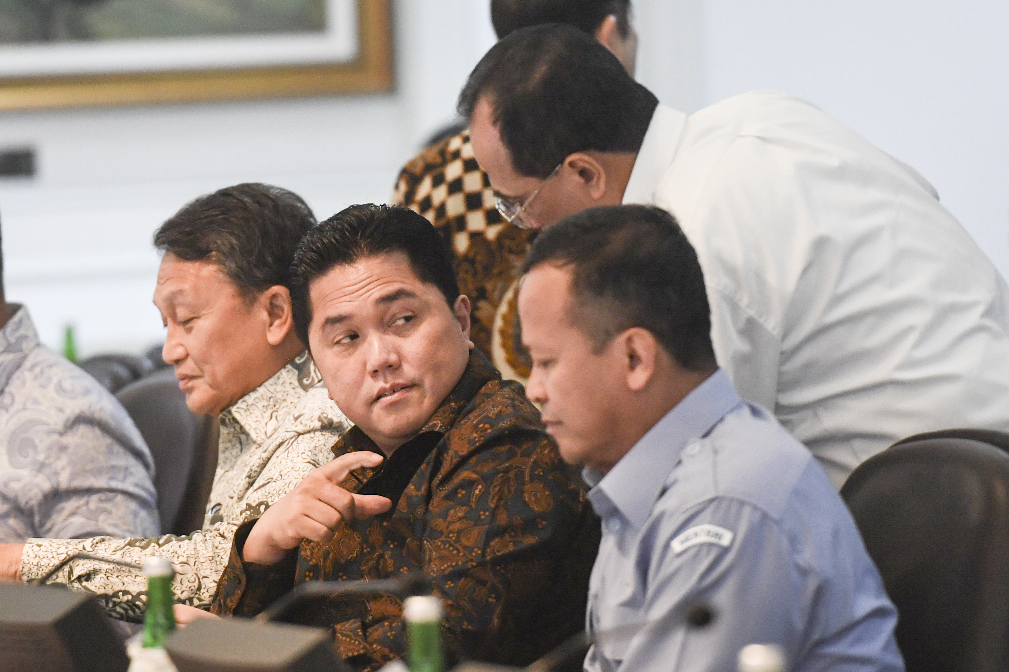 Menteri BUMN Erick Thohir saat berbincang dengan Menteri Perhubungan Budi Karya Sumadi di Istana Kepresidenan.
