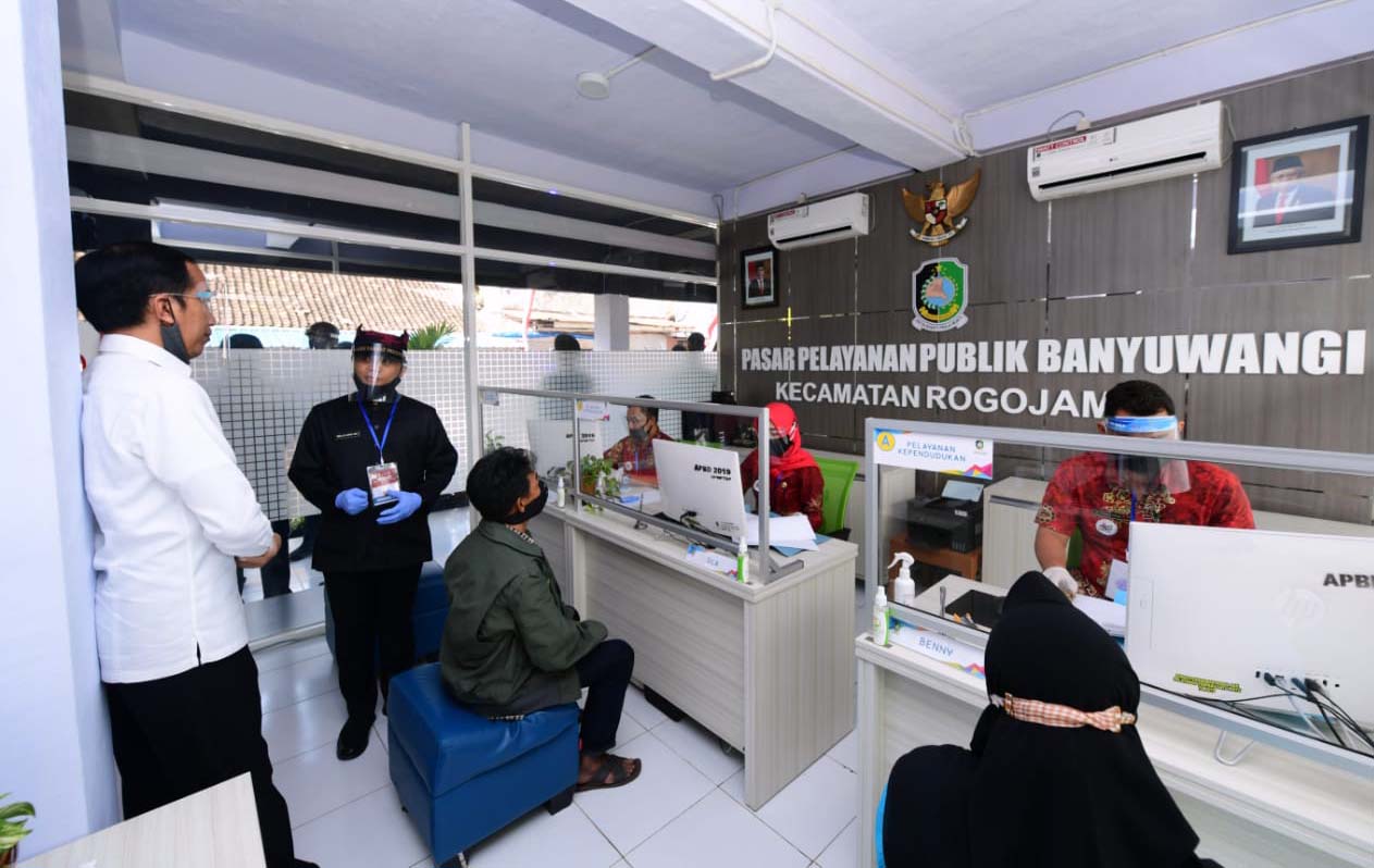 Presiden Joko Widodo (Jokowi) mengunjungi Pasar Pelayanan Publik di Kecamatan Rogojampi, Kabupaten Banyuwangi, Jawa Timur, Kamis (25/6/2020)