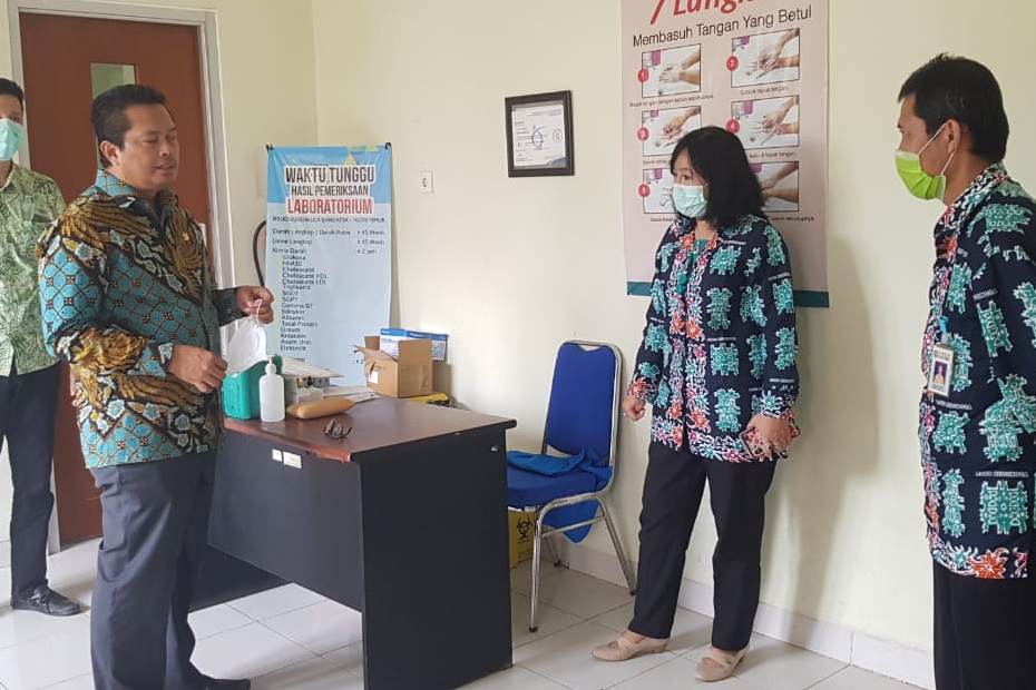 Wakil Ketua DPD RI Mahyudin (kedua dari kiri) di RSUD Kudungga, Sangatta, Kutai Timur