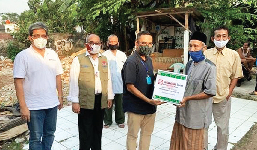 Ketua Umum Yayasan Muslim Sinar Mas Saleh Husin menyerahkan bantuan kepada warga.