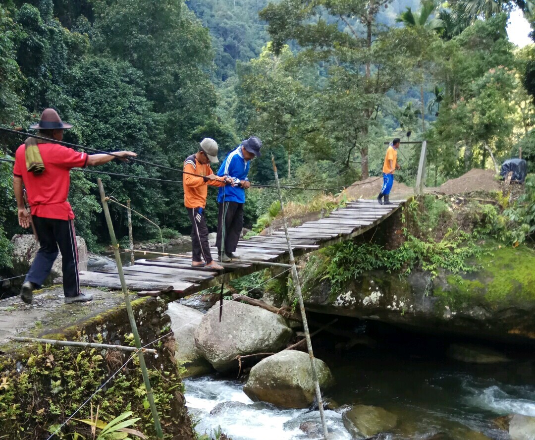 Jembatan penghubung usaha tani menggunakan dana desa.
