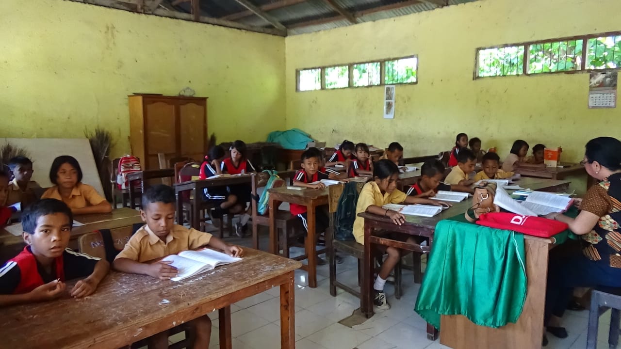 Suasana belajar mengajar di sekolah di Kabupaten Flores Timur, NTT sebelum pandemi covid-19.