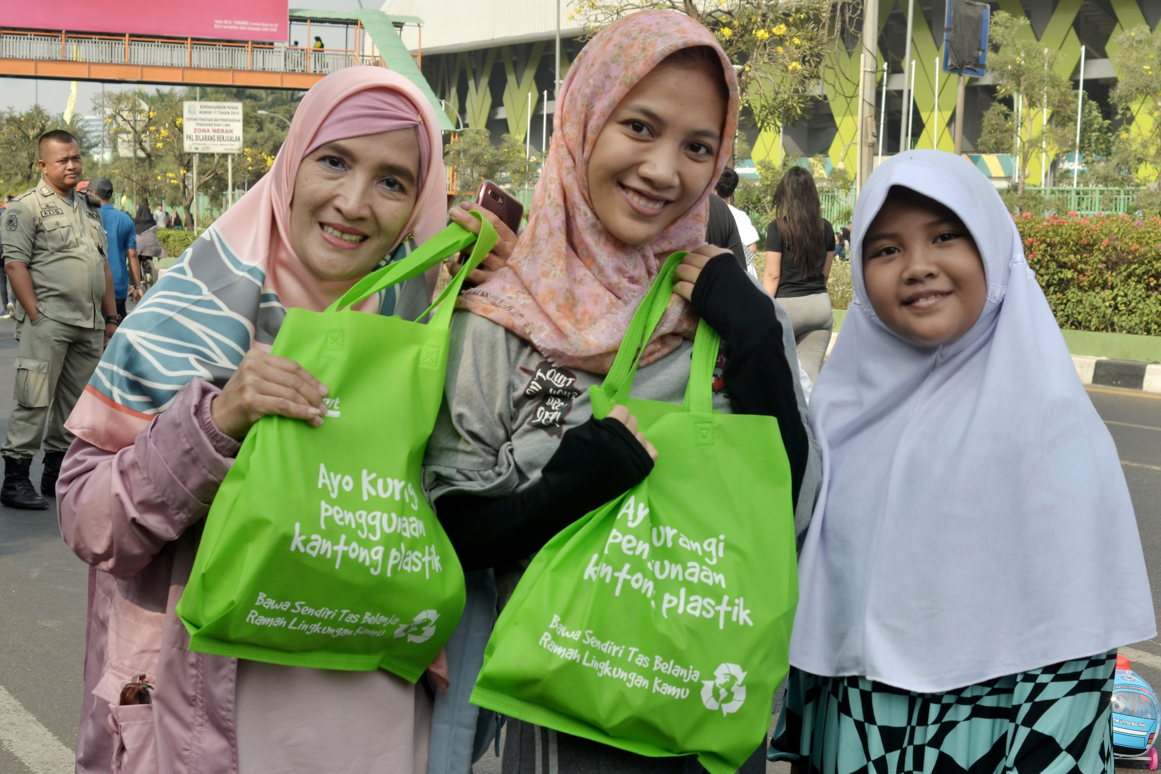 Ganti kantong plastik sekali pakai dengan tas belanja ramah lingkungan 