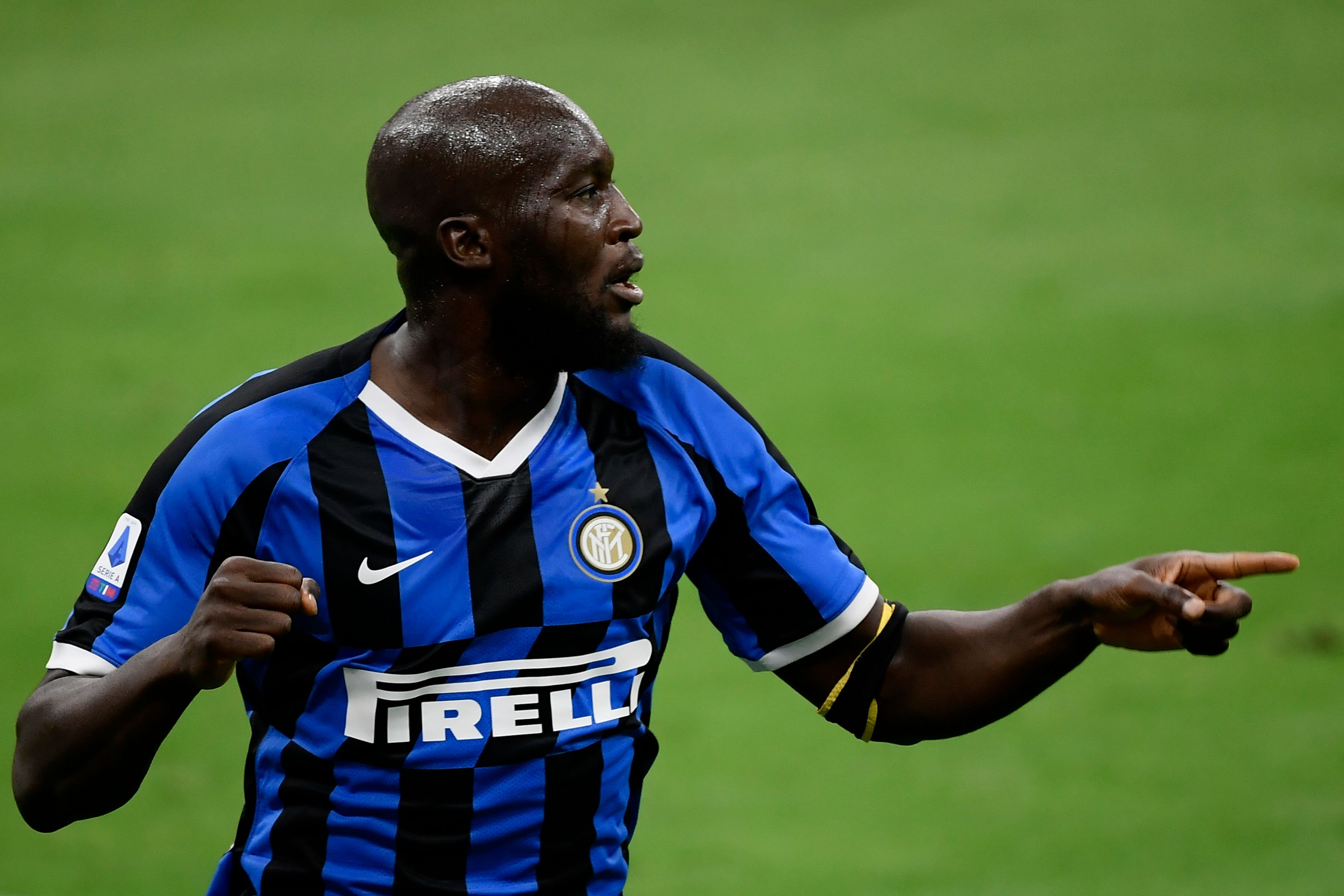 Striker asal Belgia Romelu Lukaku mencetak satu gol saat membawa Inter Milan menang 2-1 atas Sampdoria, Senin (22/6).