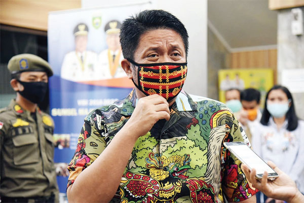 Gubernur Sumsel Herman Deru menjawab pertanyaan jurnalis terkait dengan zona hijau yang mulai bermekaran di Sumsel dan persiapan kenormalan 