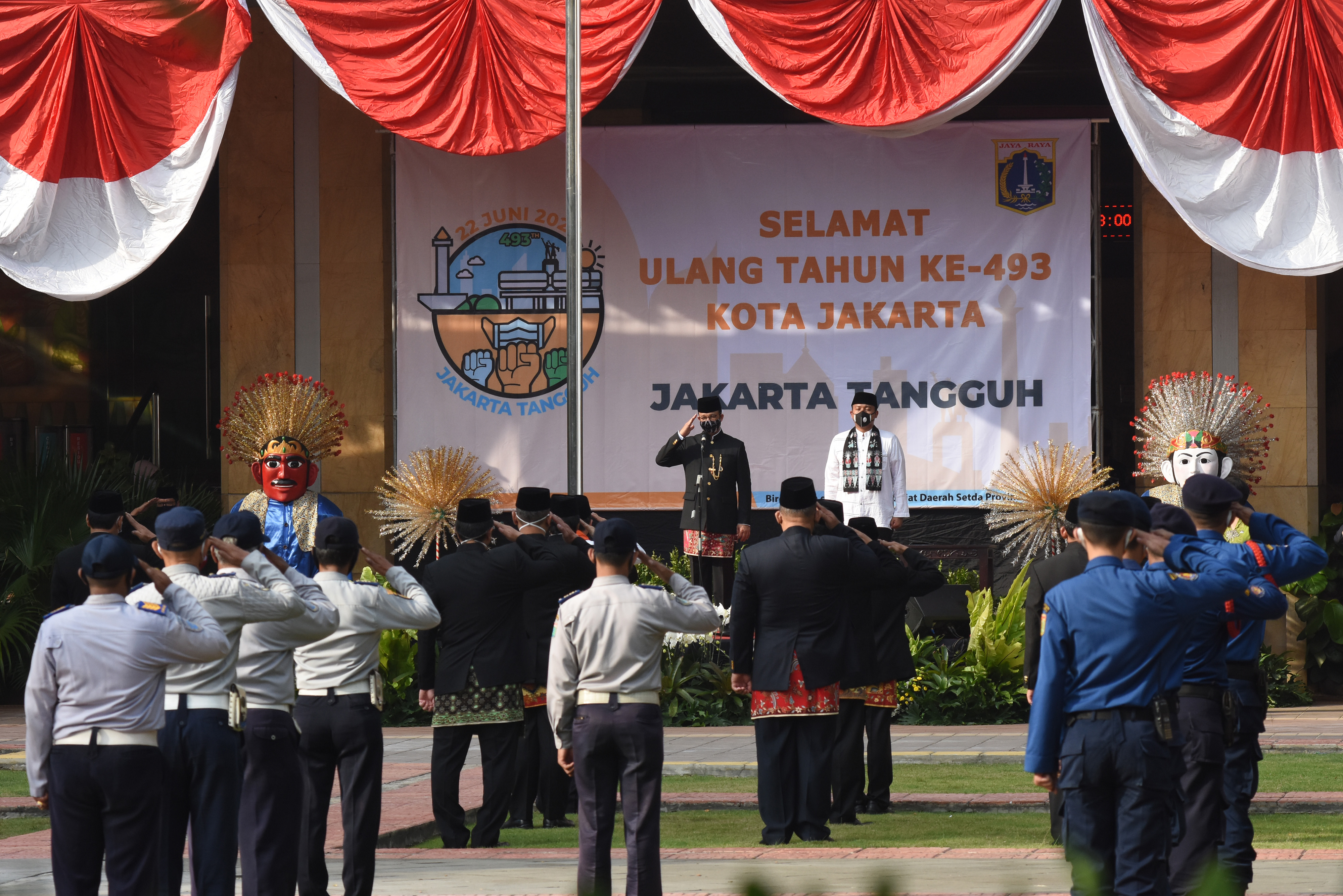  Gubernur DKI Jakarta Anies Baswedan (tengah) memimpin upacara peringatan HUT ke-493 Kota Jakarta di halaman Balai Kota DKI Jakarta