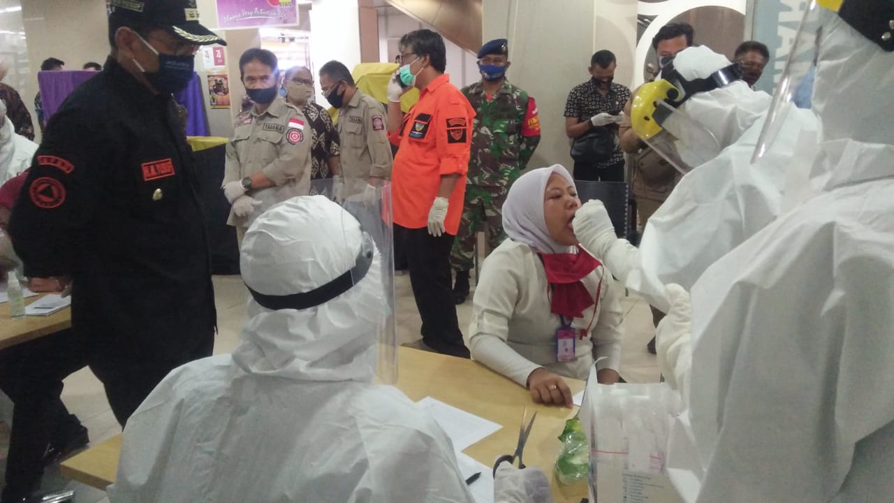 Petugas melakukan swab test massal di sebuah pasar modern di Kota Tasikmalaya, Selasa (16/6/2020)